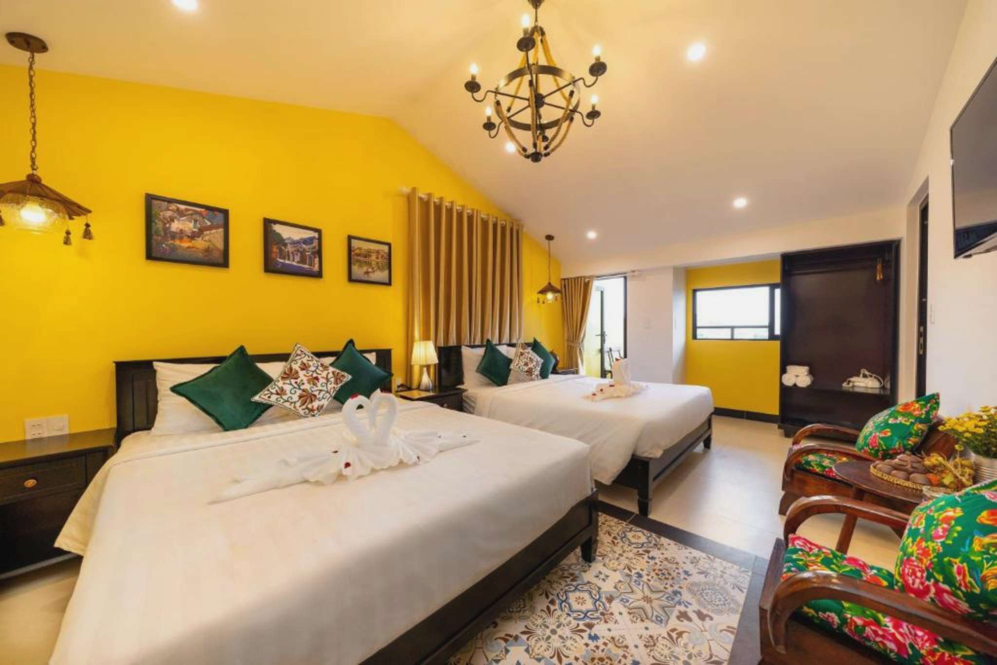Phòng gia đình có ban công tại Coco Việt Homestay