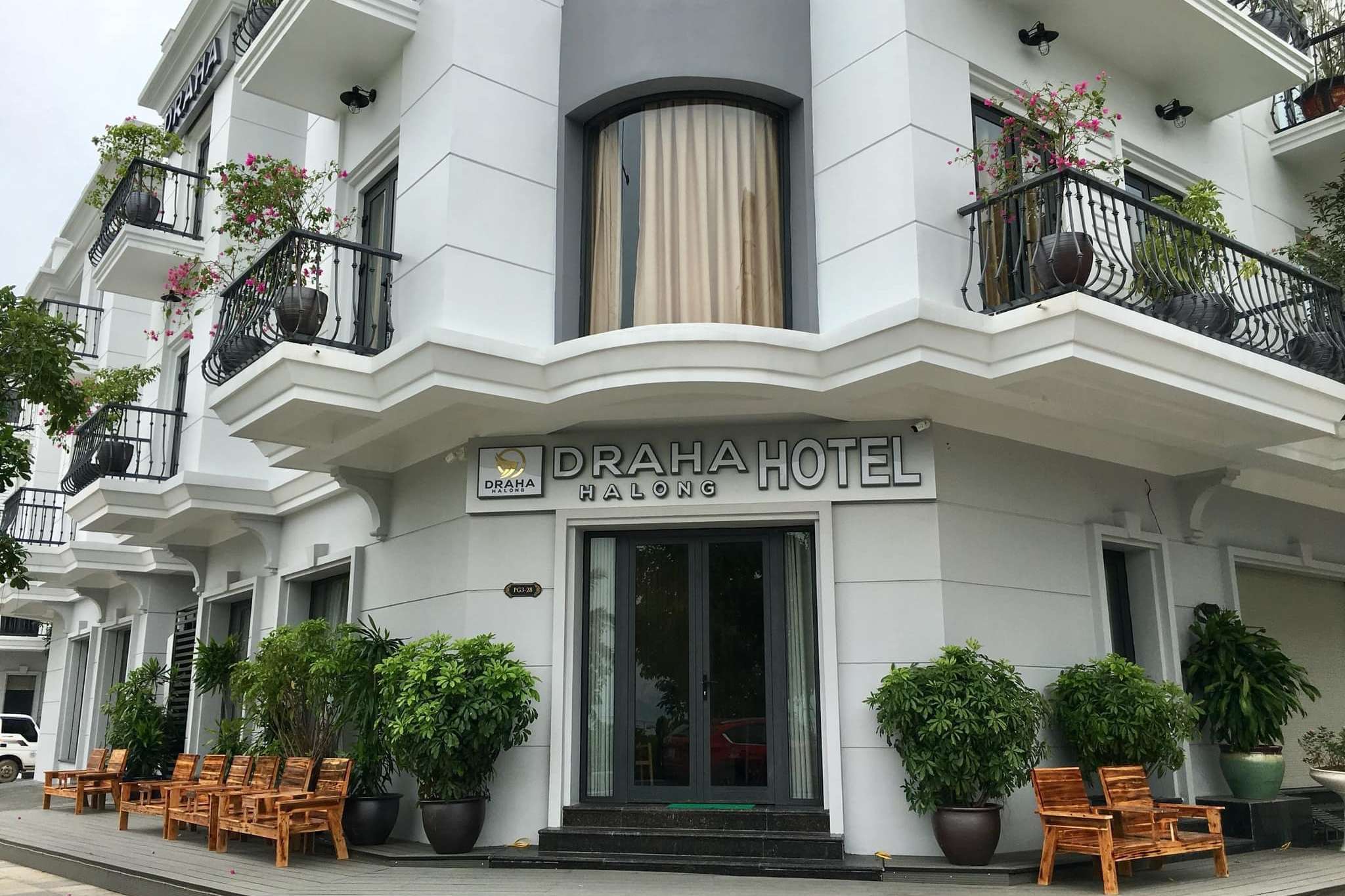 View trước cửa ra vào của Draha Ha Long Hotel
