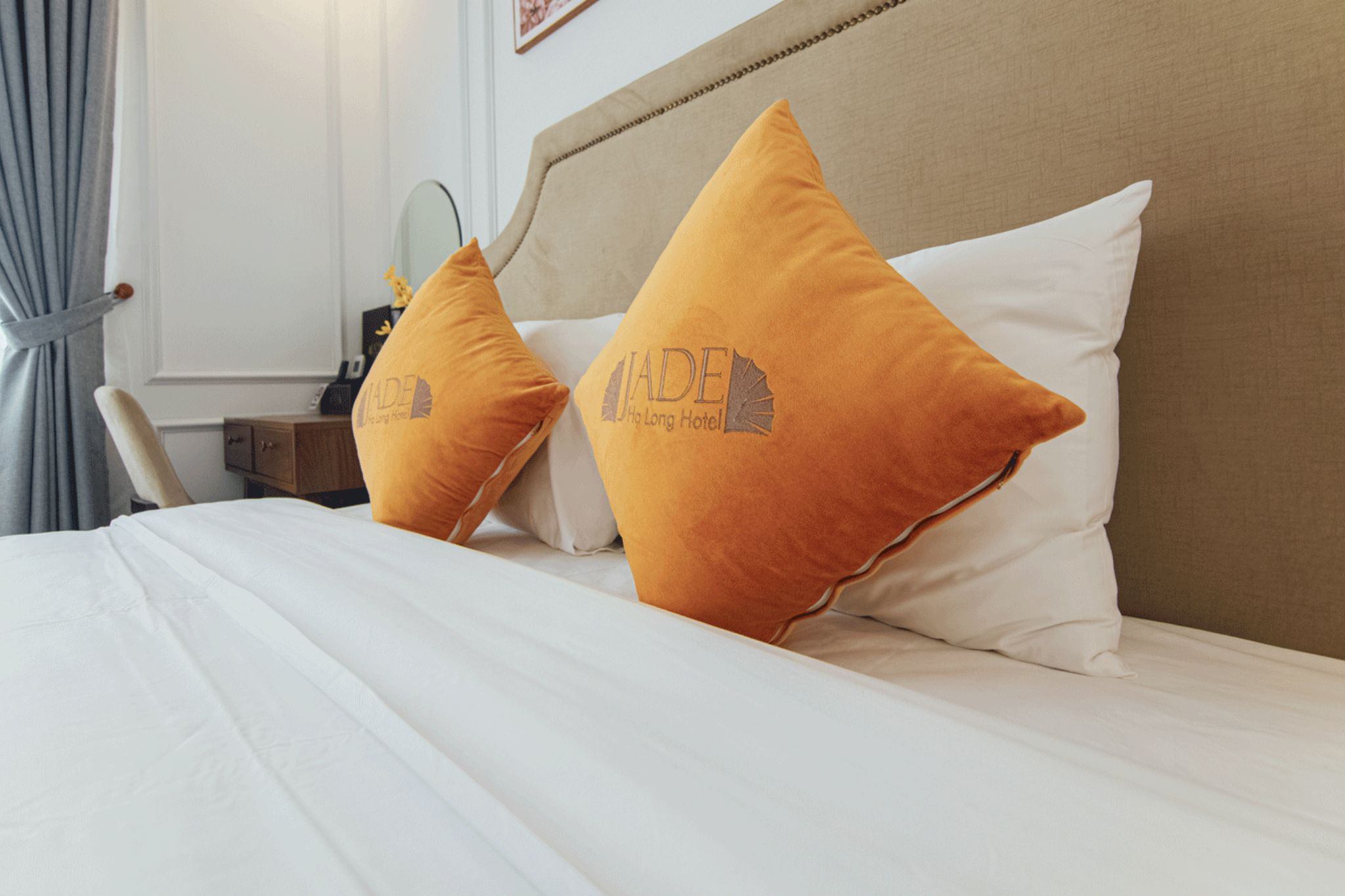 Logo trên gối của Jade Hotel Ha Long