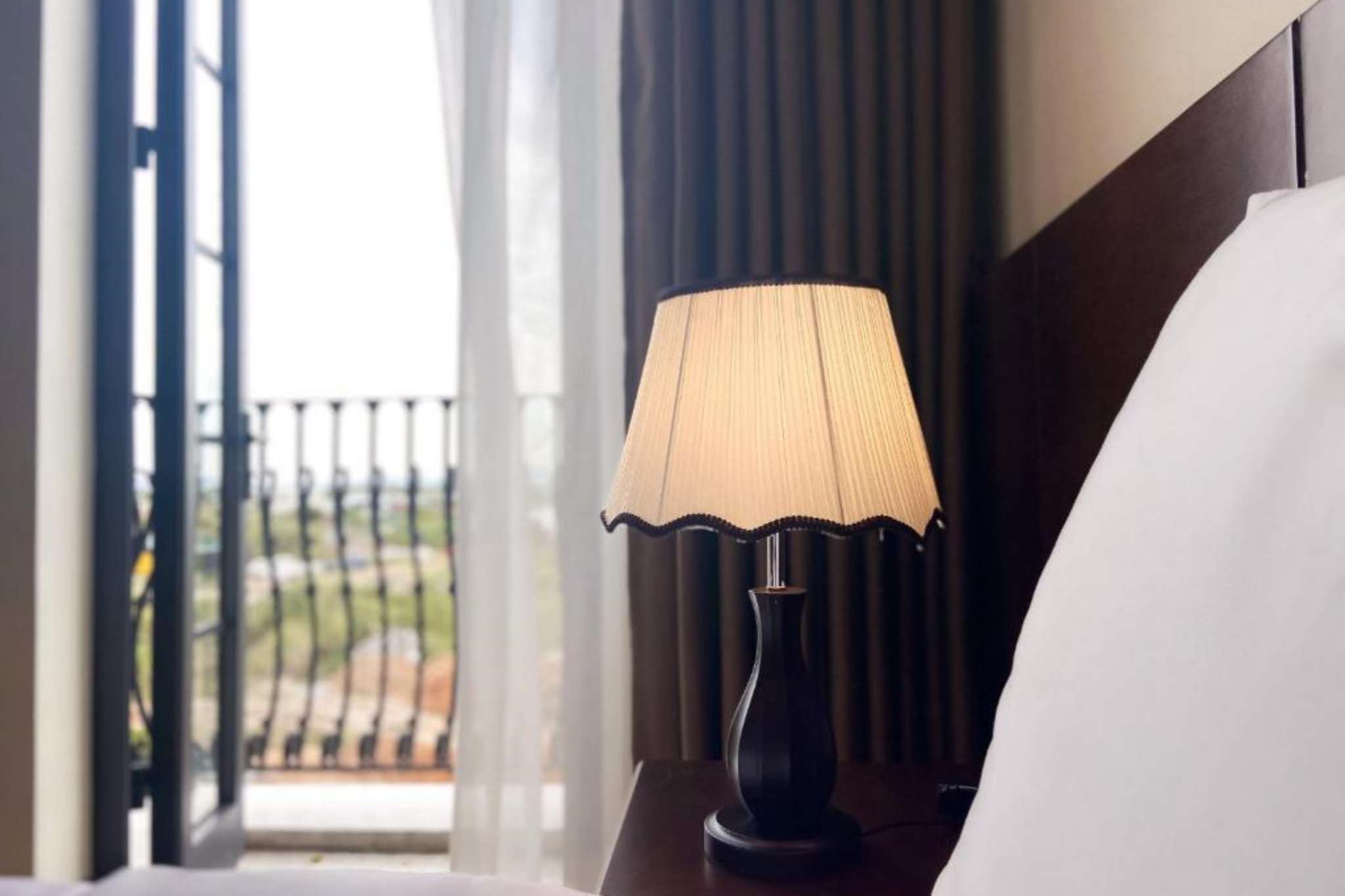 Góc nhỏ trong không gian phòng nghỉ của khách sạn Elysinam Ha Long