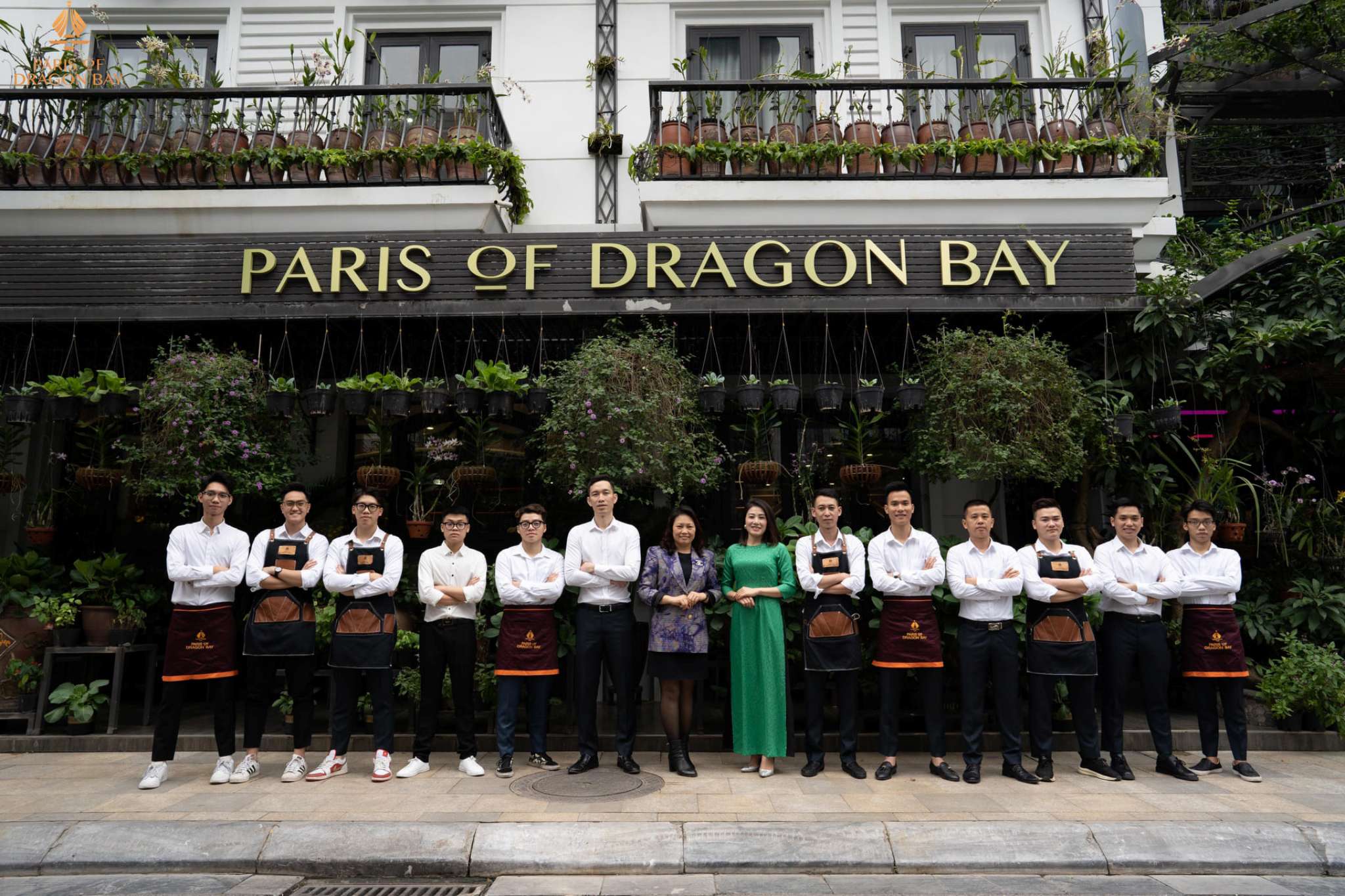 Đội ngũ nhân viên của Paris Of Dragon Bay Hotel