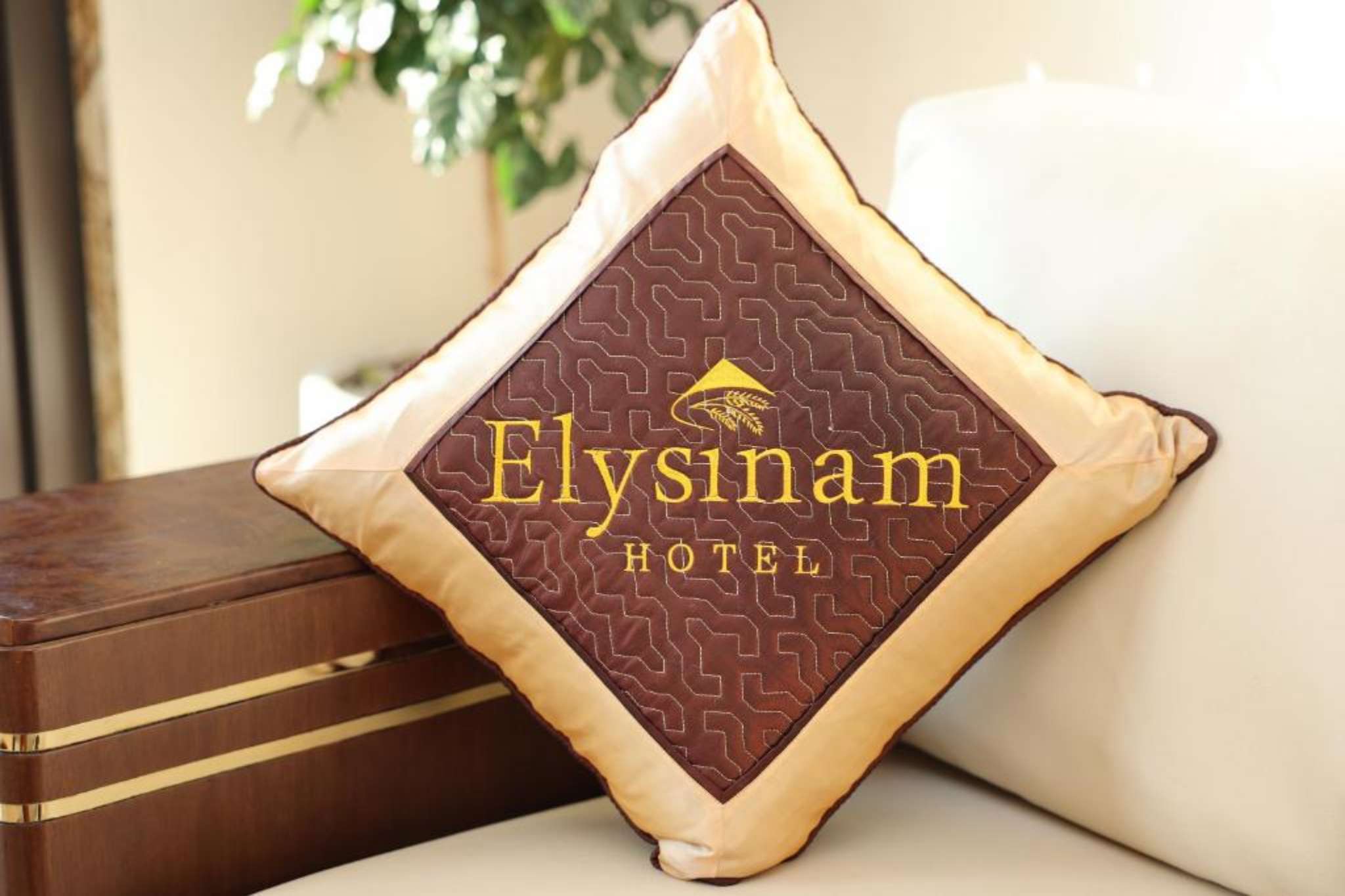 Chiếc gối in logo khách sạn Elysinam