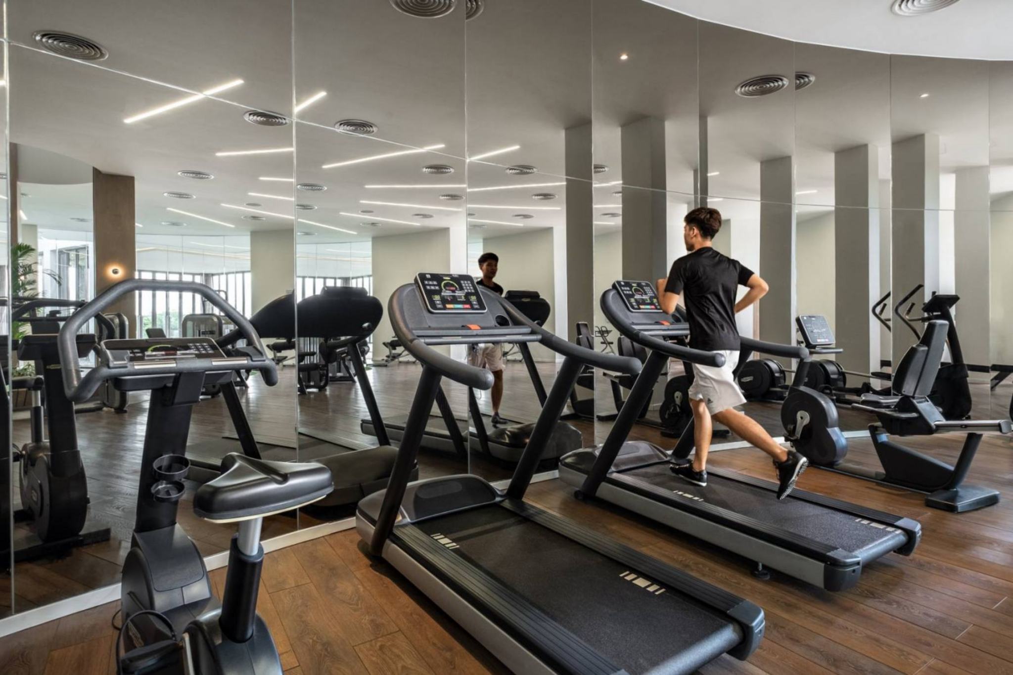 phòng gym của Golden Lotus Grand Hotel