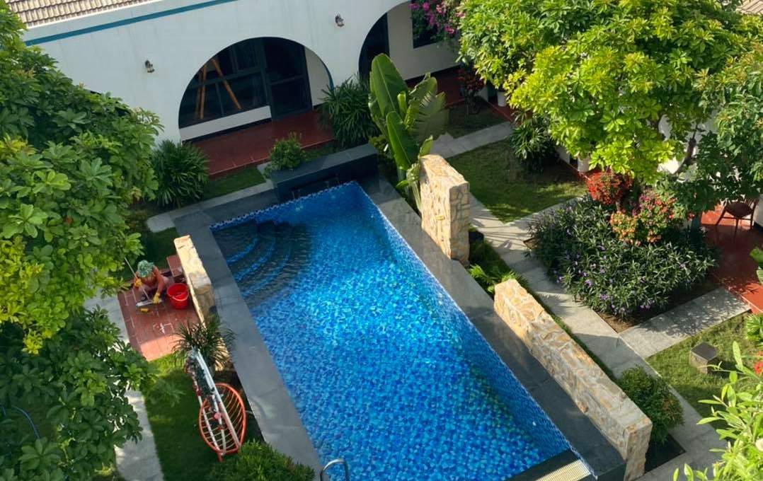 Tropical homestay Phú Yên cung cấp bể bơi cho khách thuê