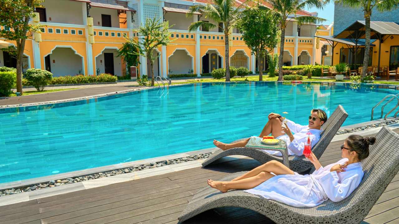 Hồ bơi trong khuôn viên Hội An Memories Resort & Spa 