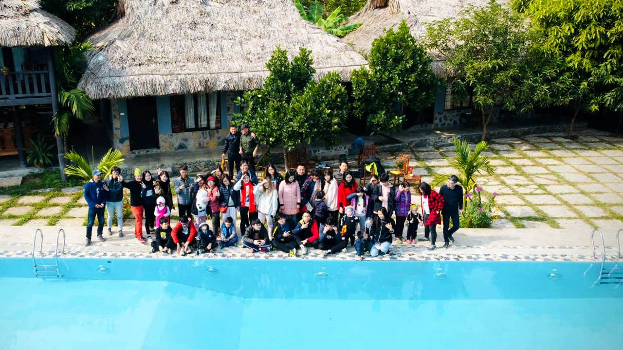 Không gian sân rộng của Mai Châu Sky Resort