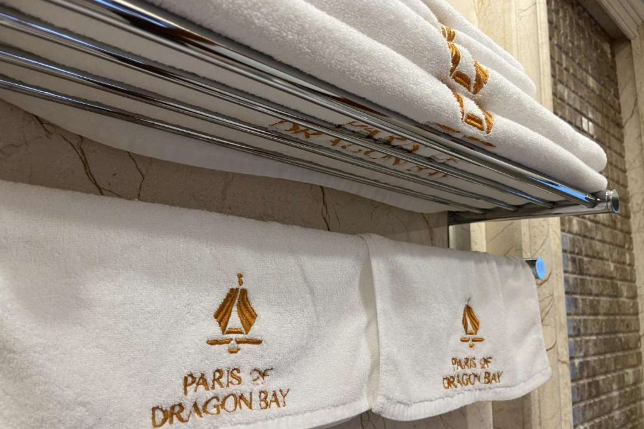 Khăn tắm in logo của Paris Of Dragon Bay Hotel