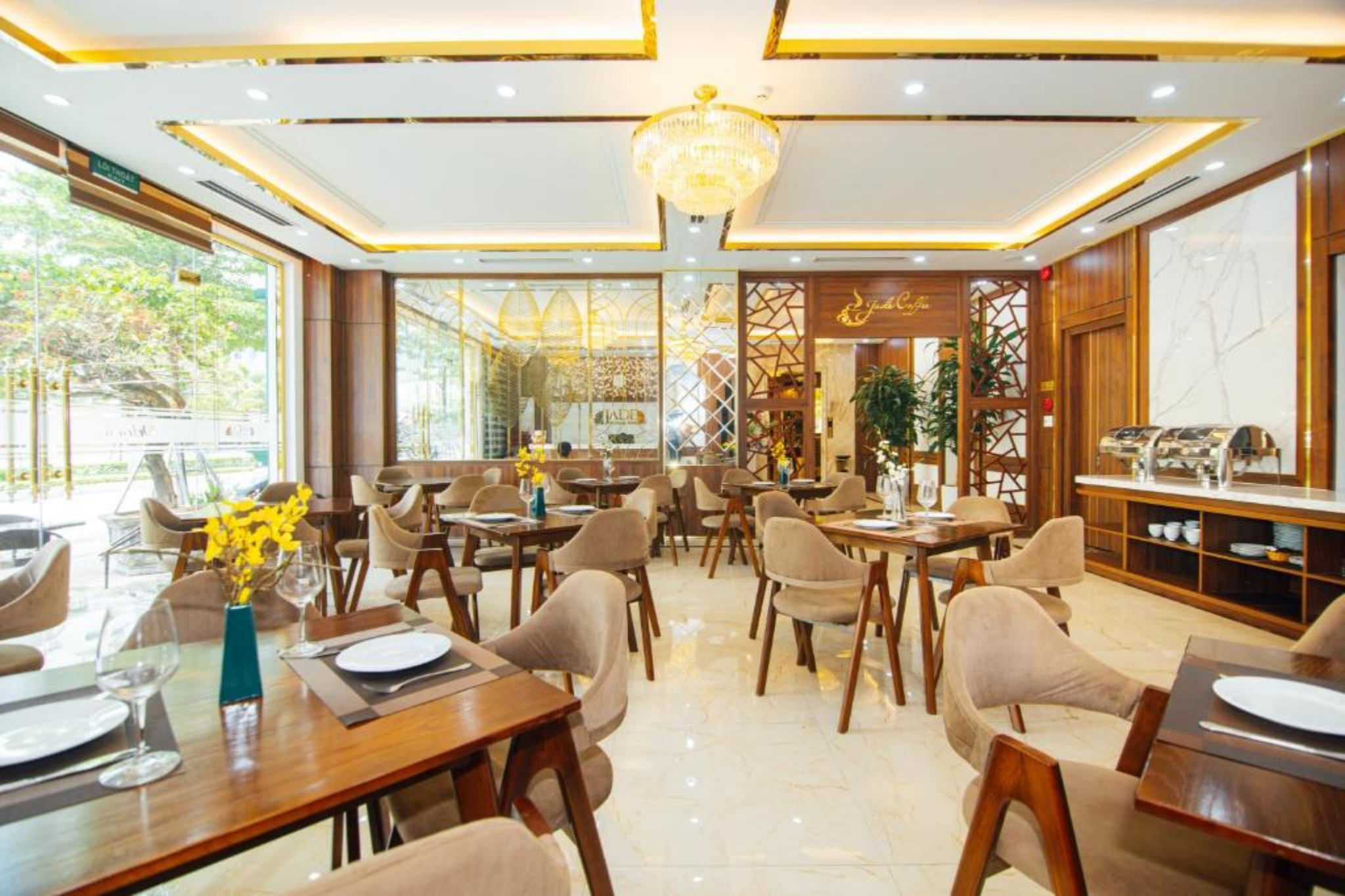 Khu vực nhà hàng và quầy bar của khách sạn Jade Ha Long