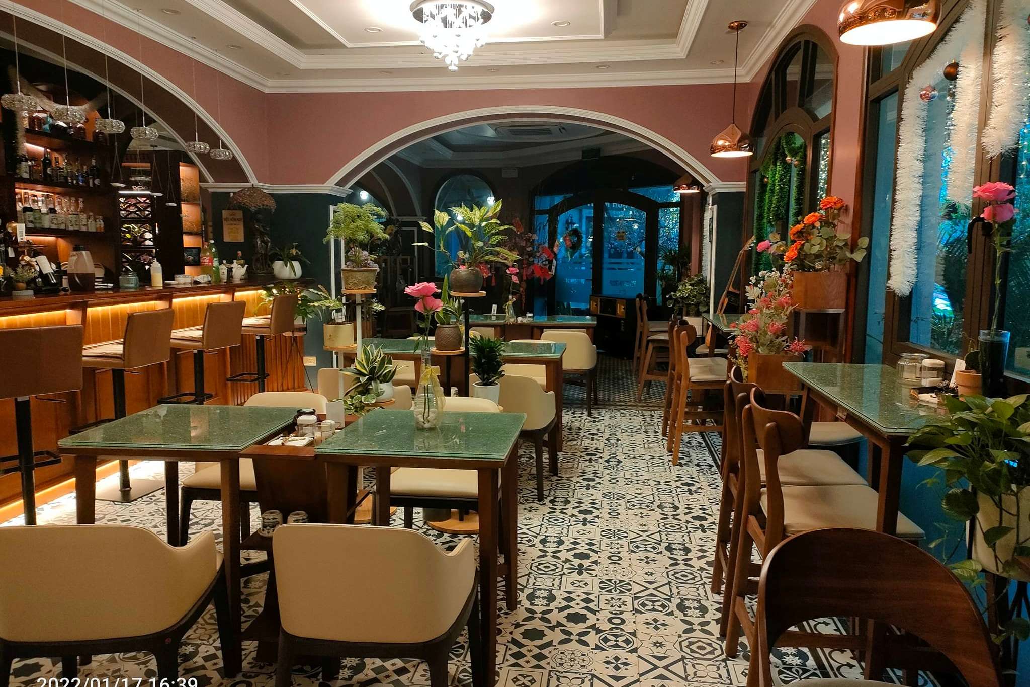 Toàn bộ không gian nhà hàng của Paris Of Dragon Bay Hotel