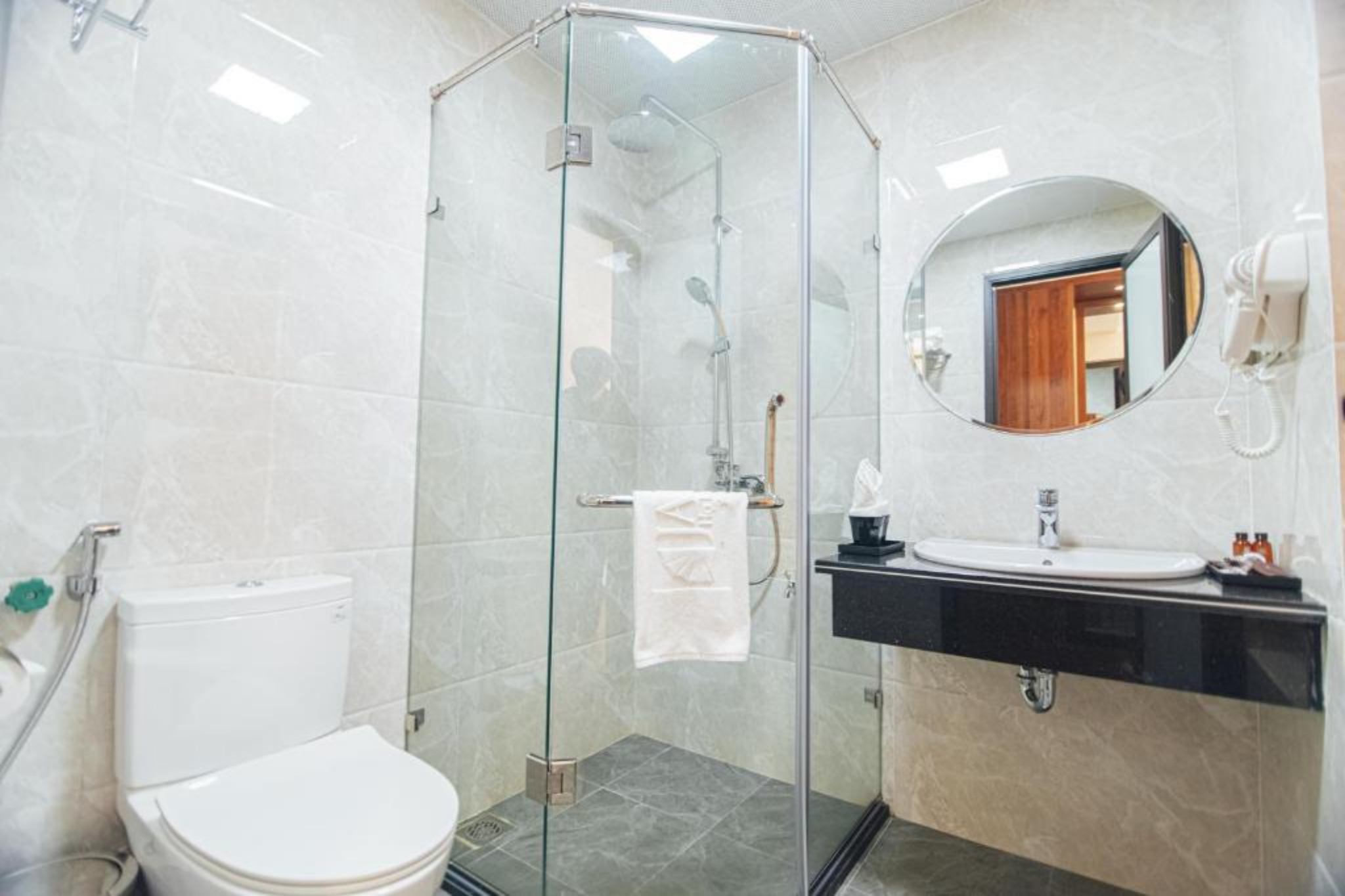 Không gian trong nhà vệ sinh của Jade Ha Long Hotel