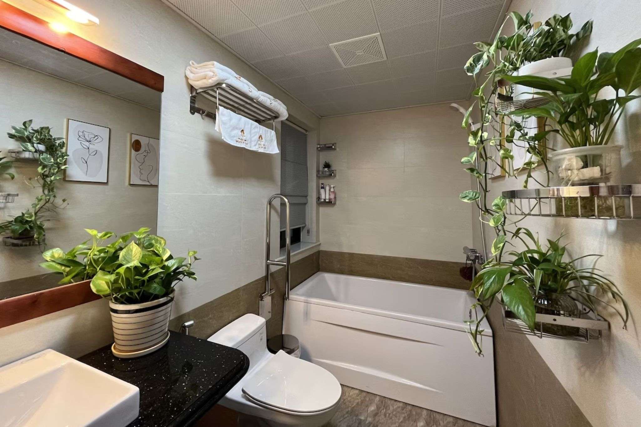 Không gian nhà tắm của Paris Of Dragon Bay Hotel