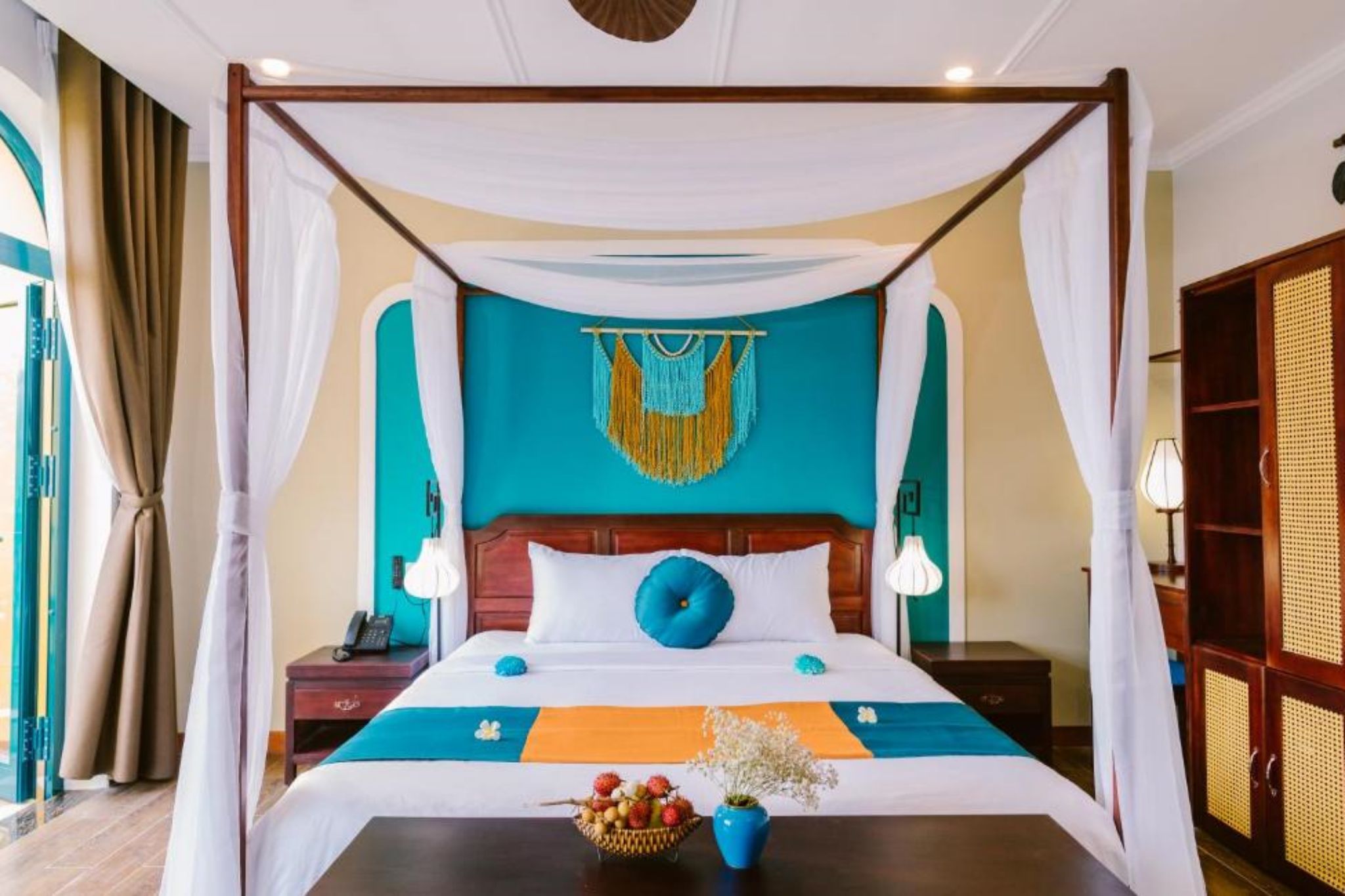 phòng ngủ của De'Colore Villa Hoi An