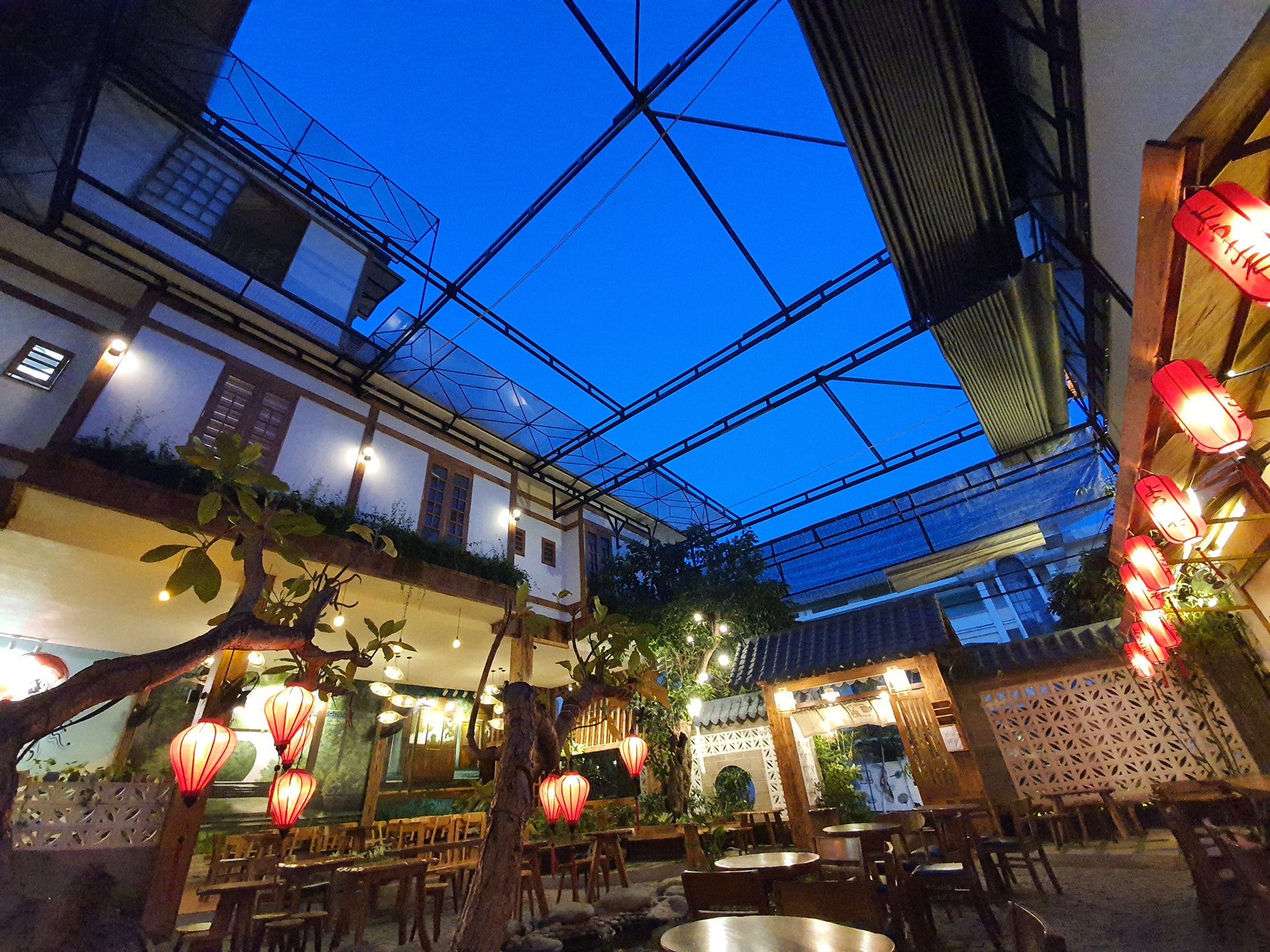 KoiKing Homestay sử dụng hệ thống mái kéo
