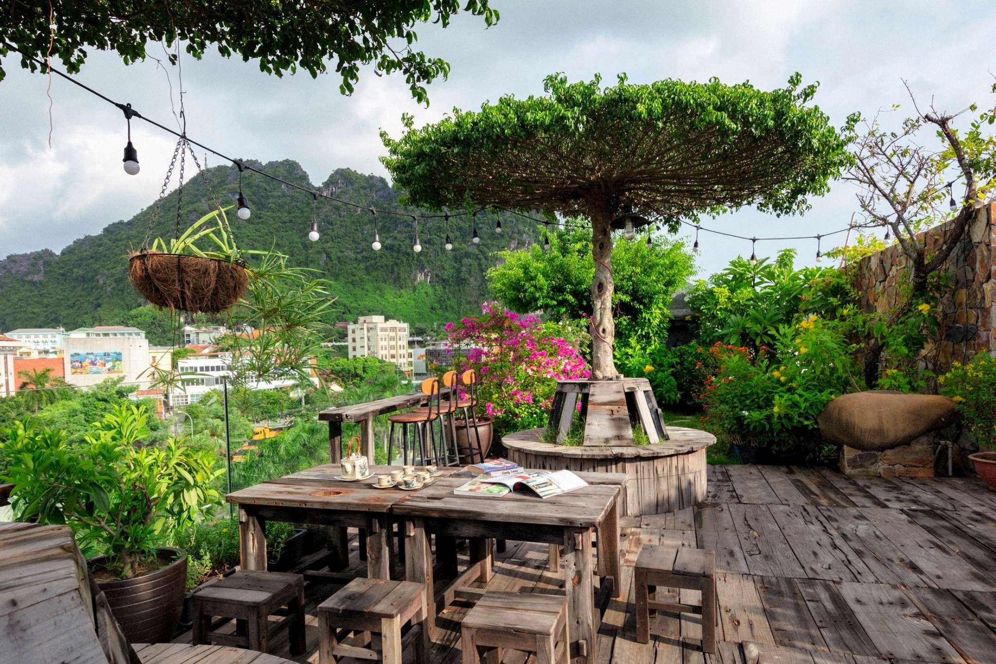 Không gian sân thượng rộng rãi và tràn ngập cây xanh của Draha Ha Long