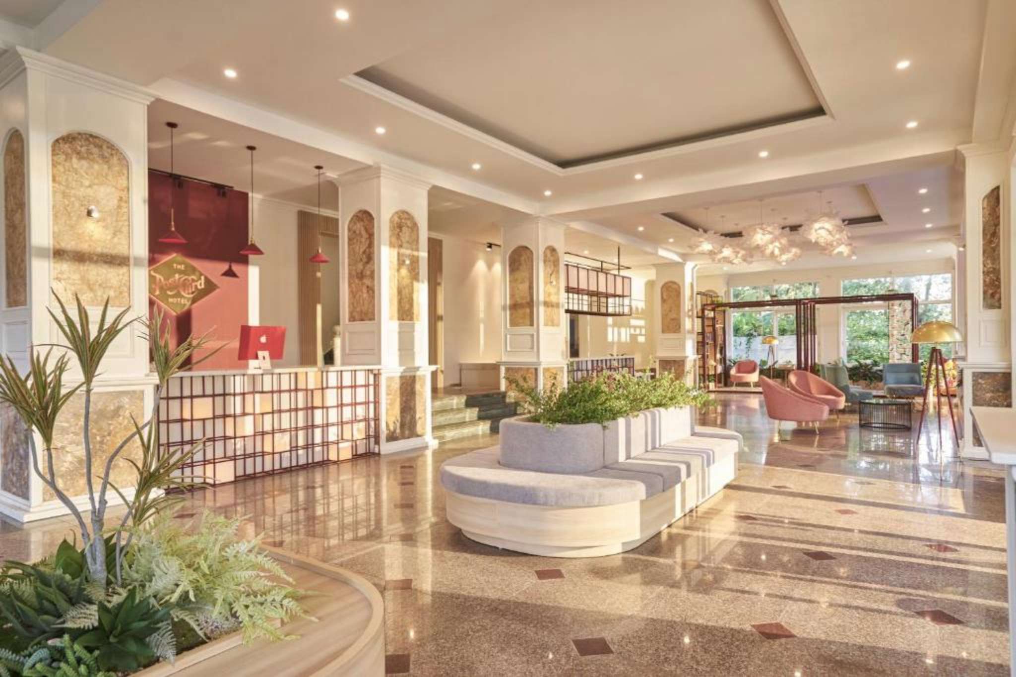 Không gian sảnh chính của The Postcard Hotel Ha Long