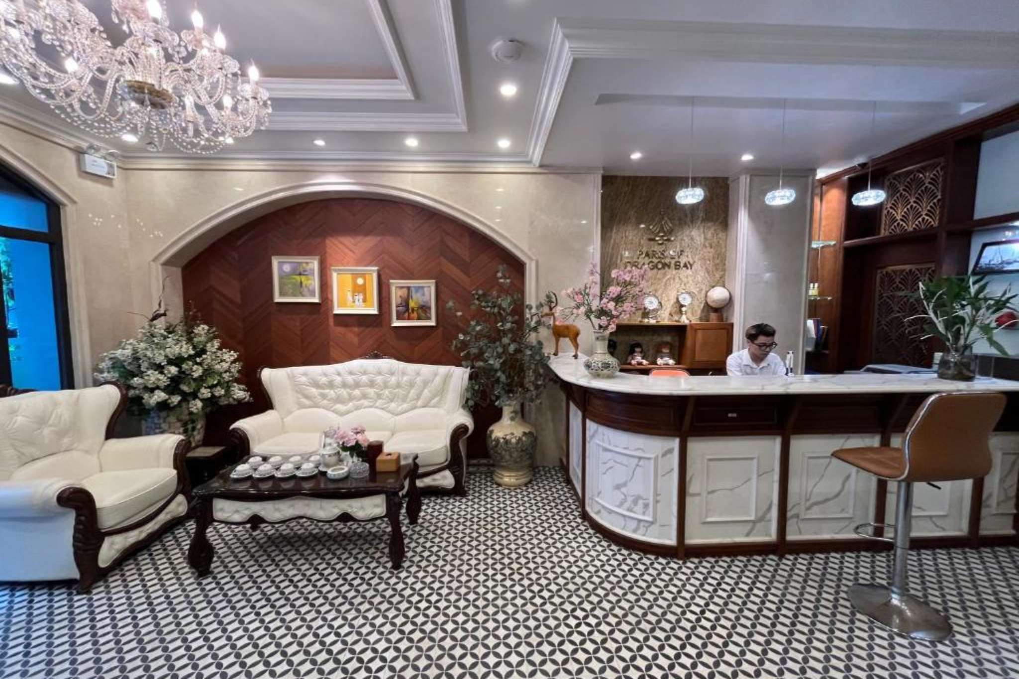 Toàn bộ không gian sảnh chung của Paris Of Dragon Bay Hotel