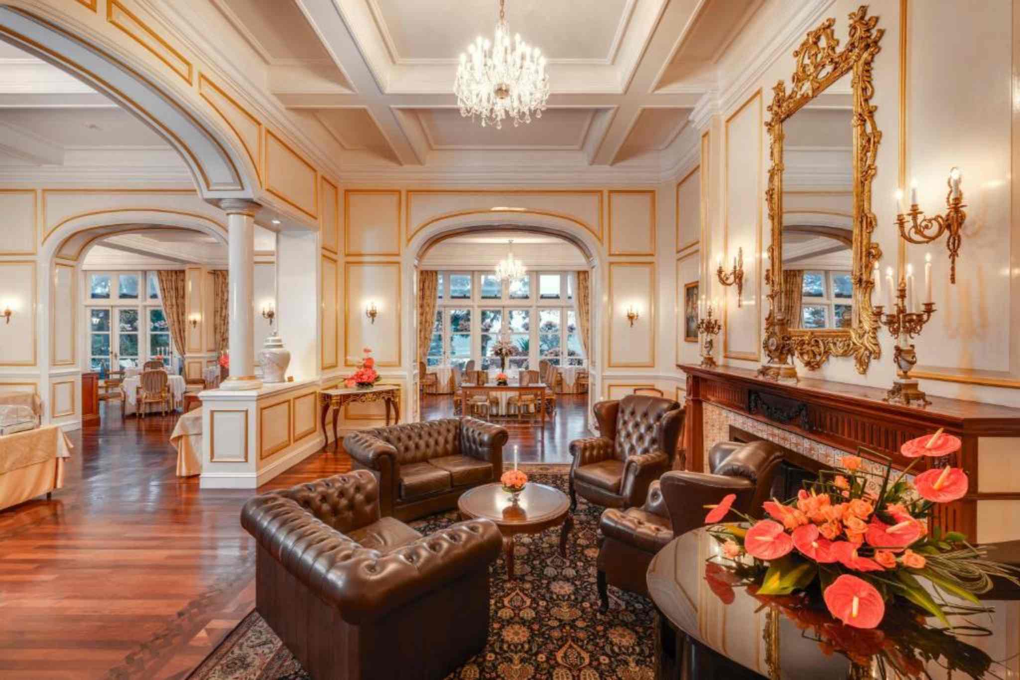 Nội thất trong sảnh chính của Đà Lạt Palace Heritage Hotel 