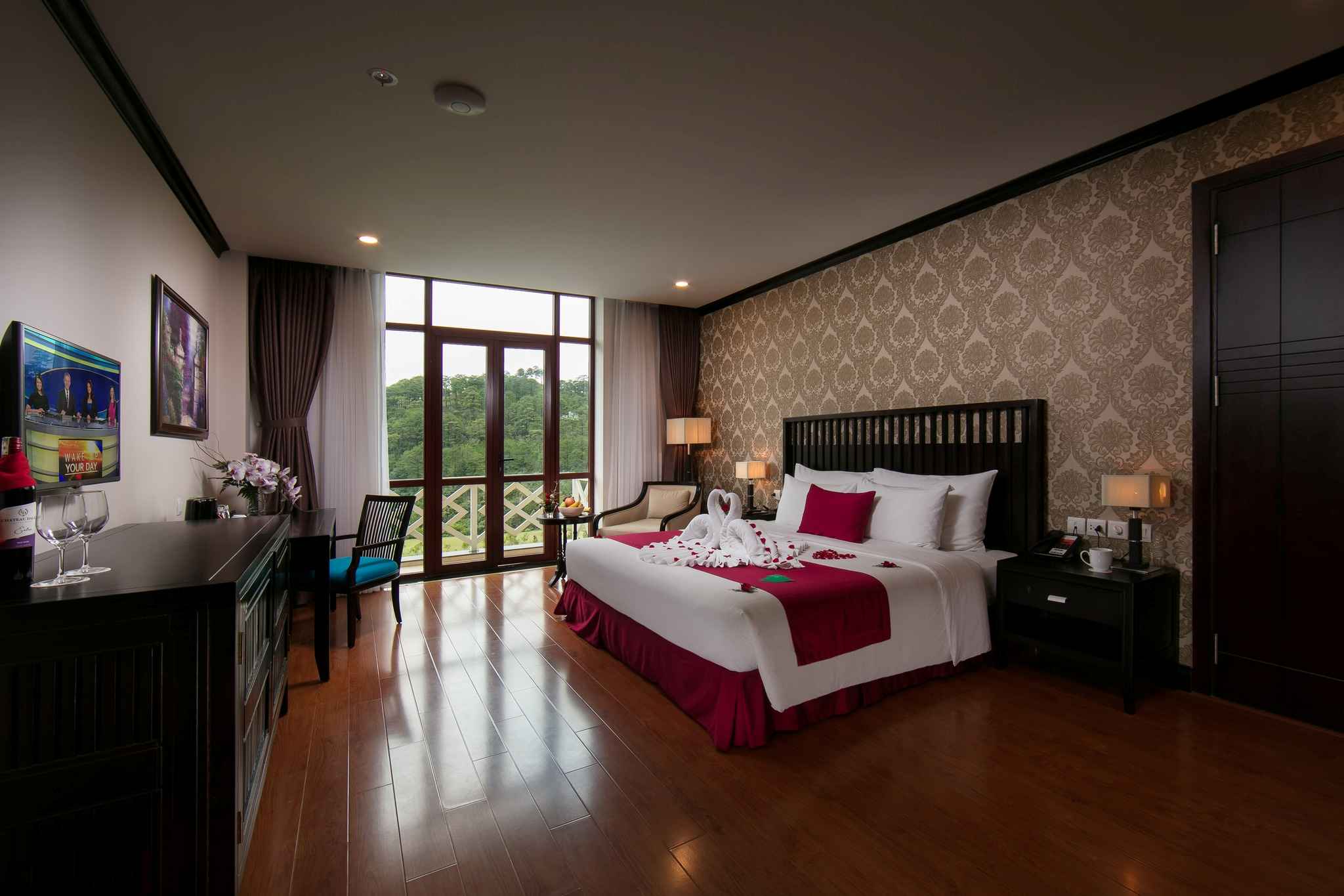 king suite view núi của  Swiss Belresort Tuyền Lâm 