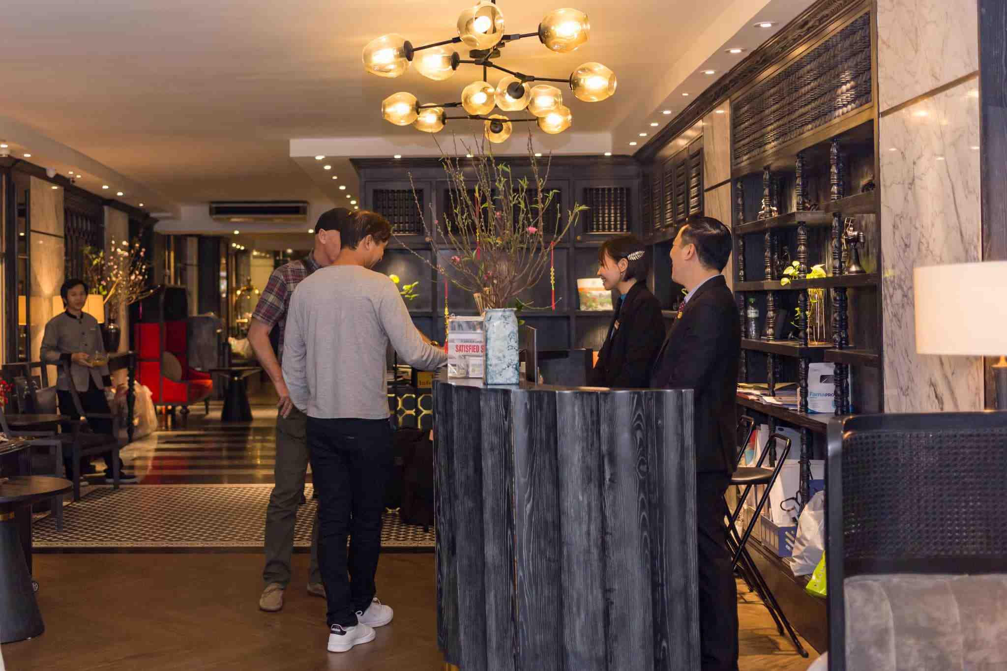 Đội ngũ nhân viên Shining Central Hotel & Spa thân thiện