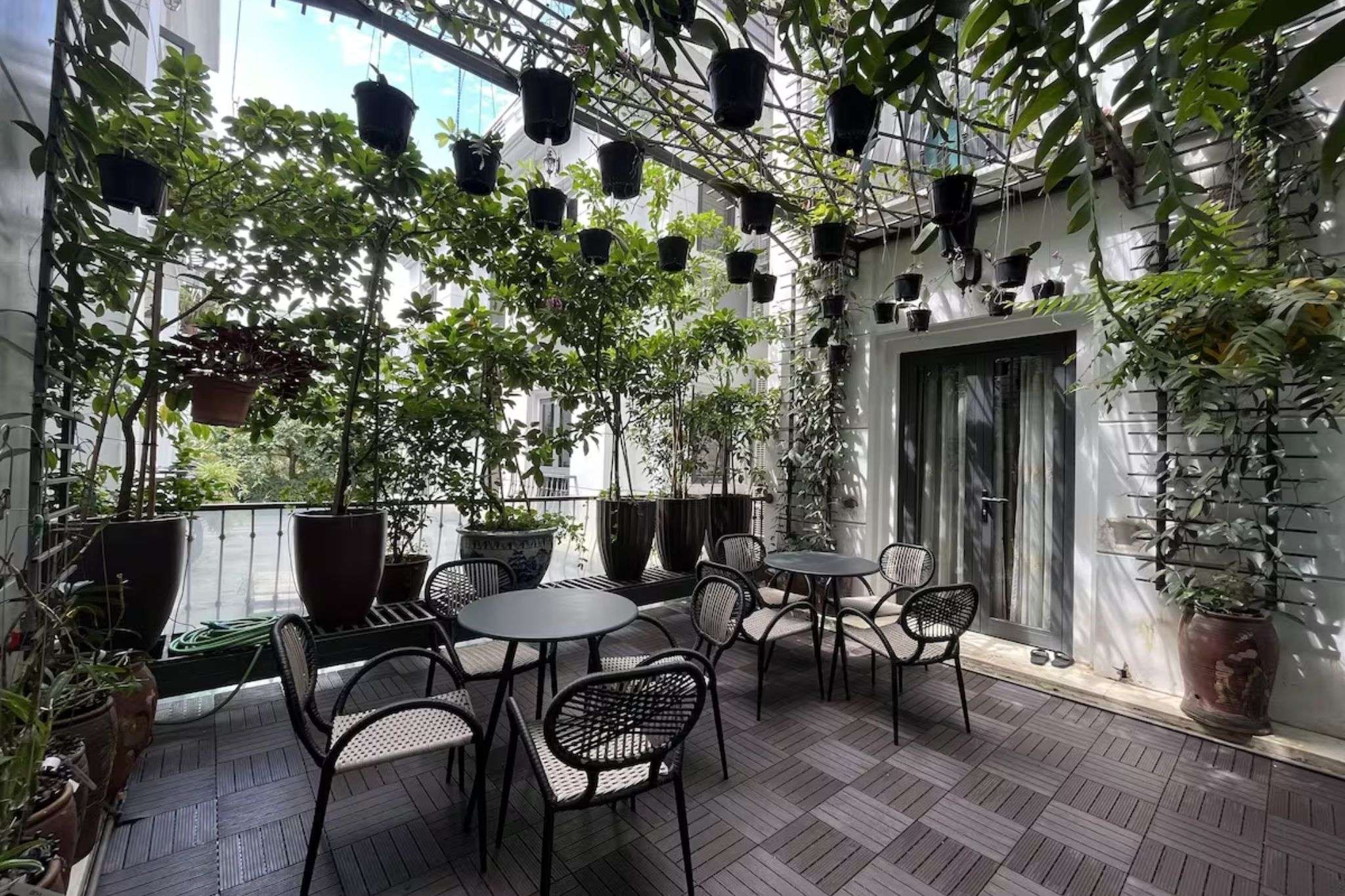 Một góc trong ban công của Paris Of Dragon Bay Hotel