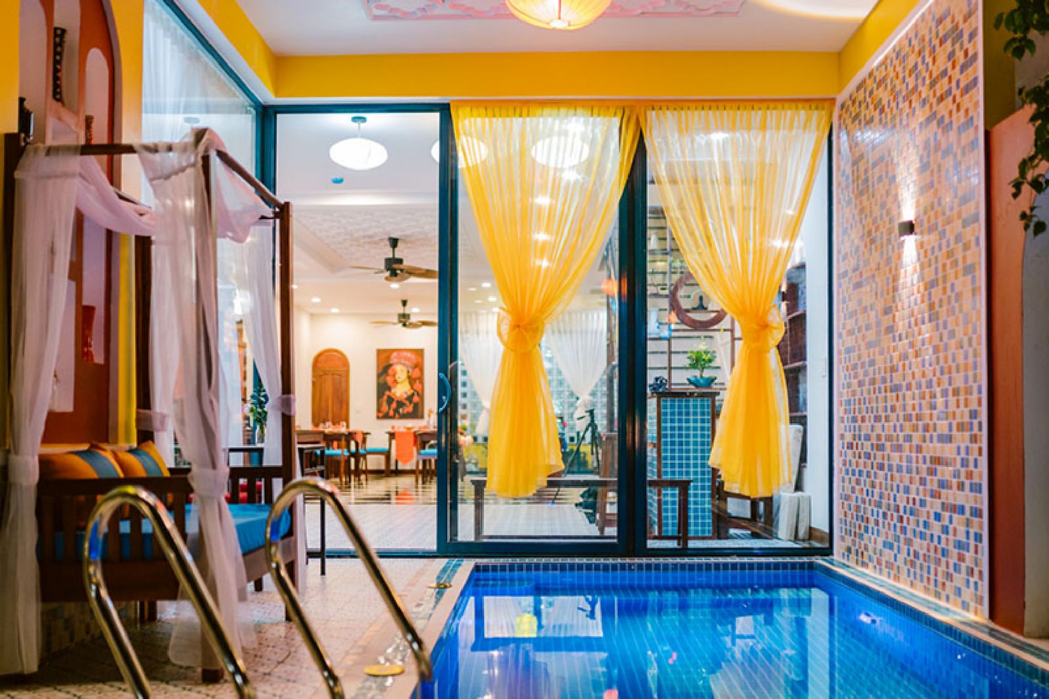 bể bơi của De'Colore Villa Hoi An