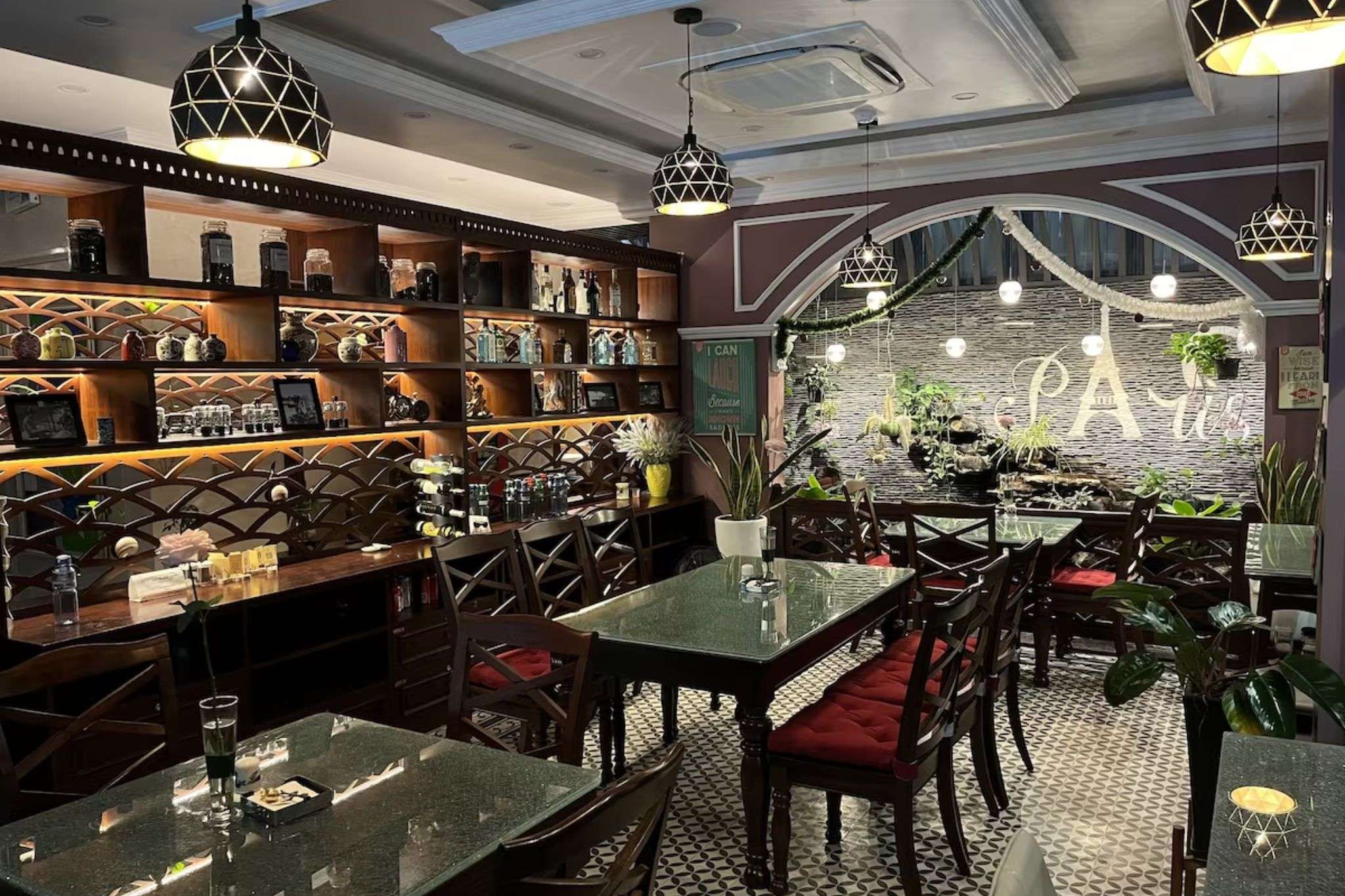Một góc khác trong nhà hàng của Paris Of Dragon Bay Hotel
