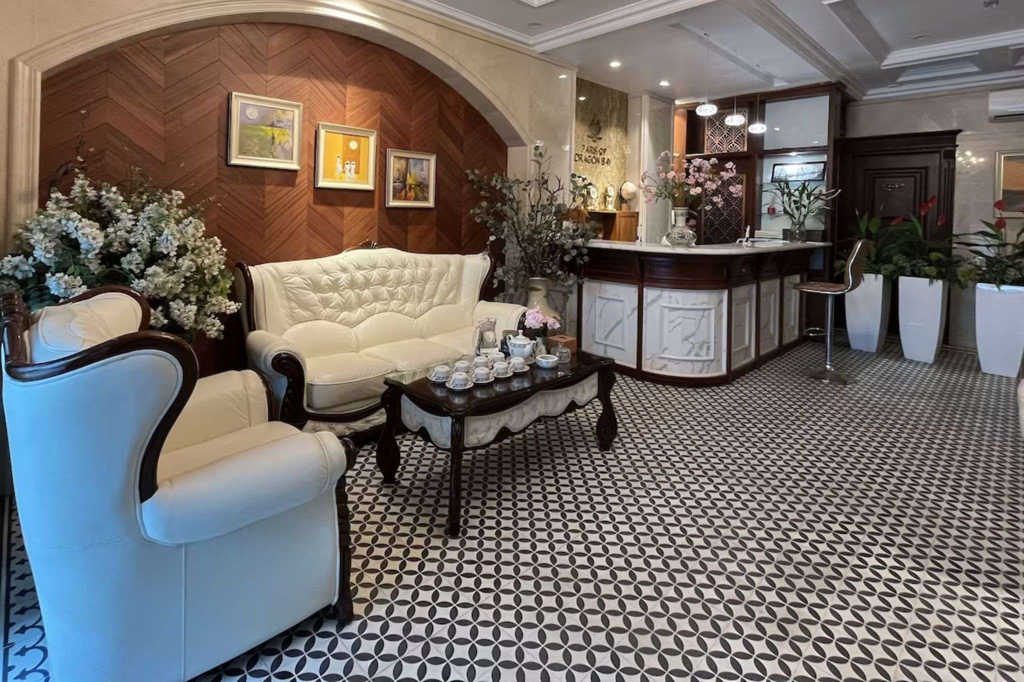 Một góc khác trong khu vực sảnh của khách sạn Paris Of Dragon Bay