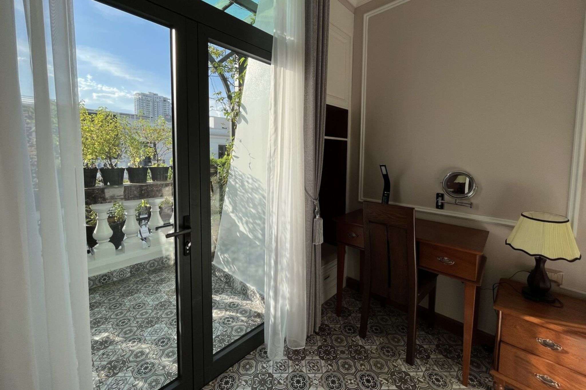 Một góc trong không gian phòng ngủ của Paris Of Dragon Bay Hotel