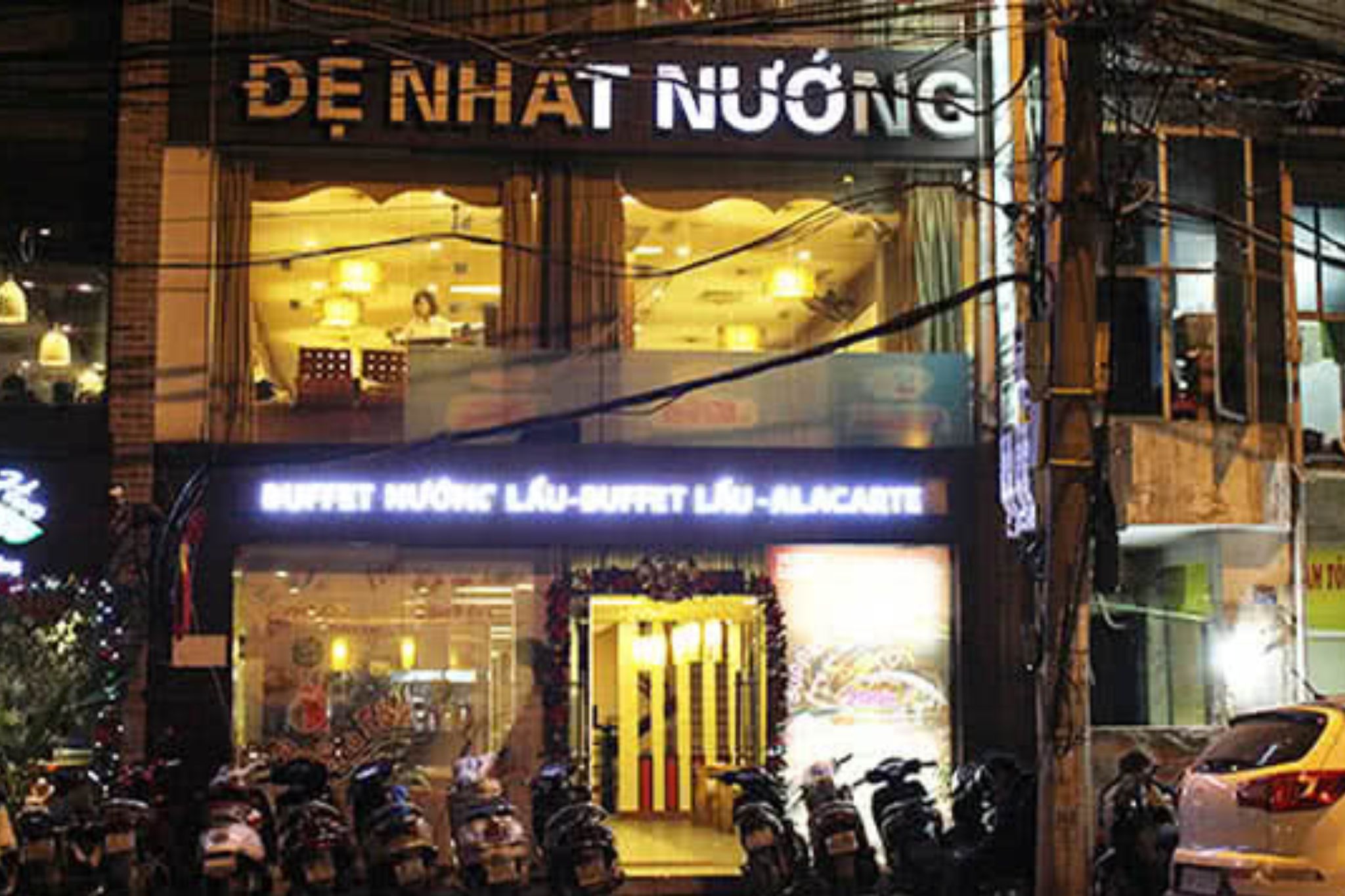 Không gian quán từ bên ngoài vào rộng rãi, sang trọng