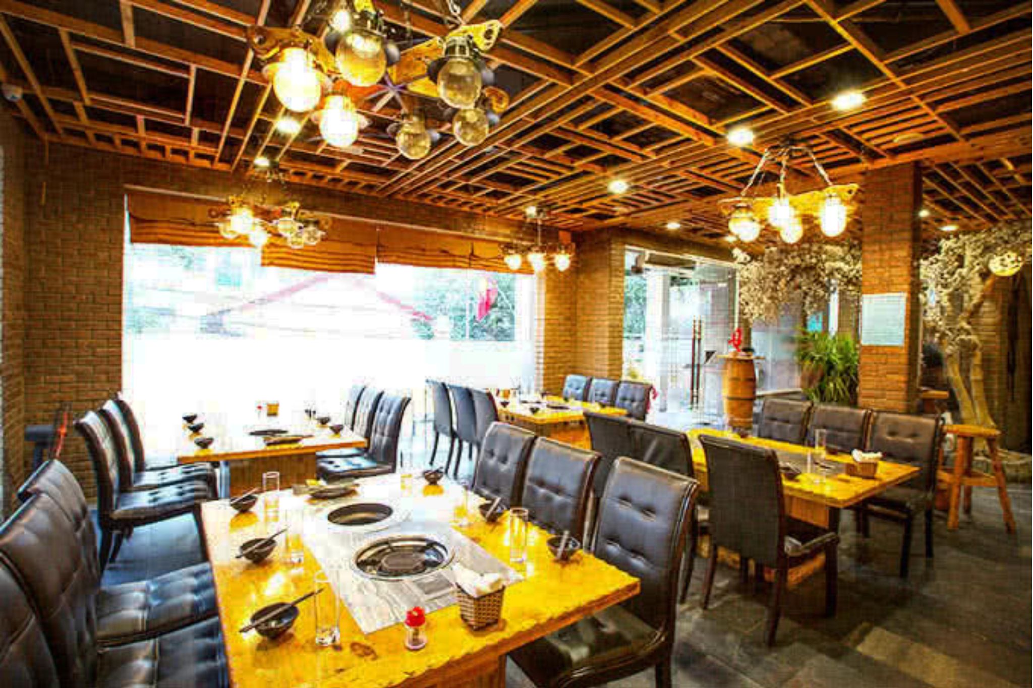 Thiết kế không gian mở, thoáng mát thích hợp để khách hàng tụ tập bạn bè, gia đình