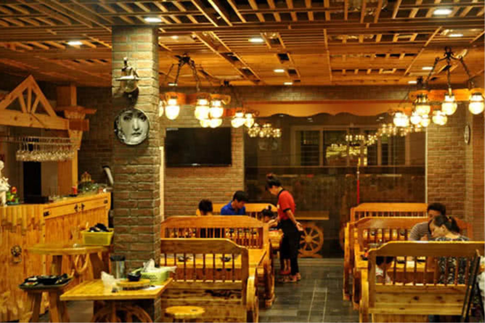Tầng một nhà hàng Moon BBQ thiết kế dân dã, bình dị