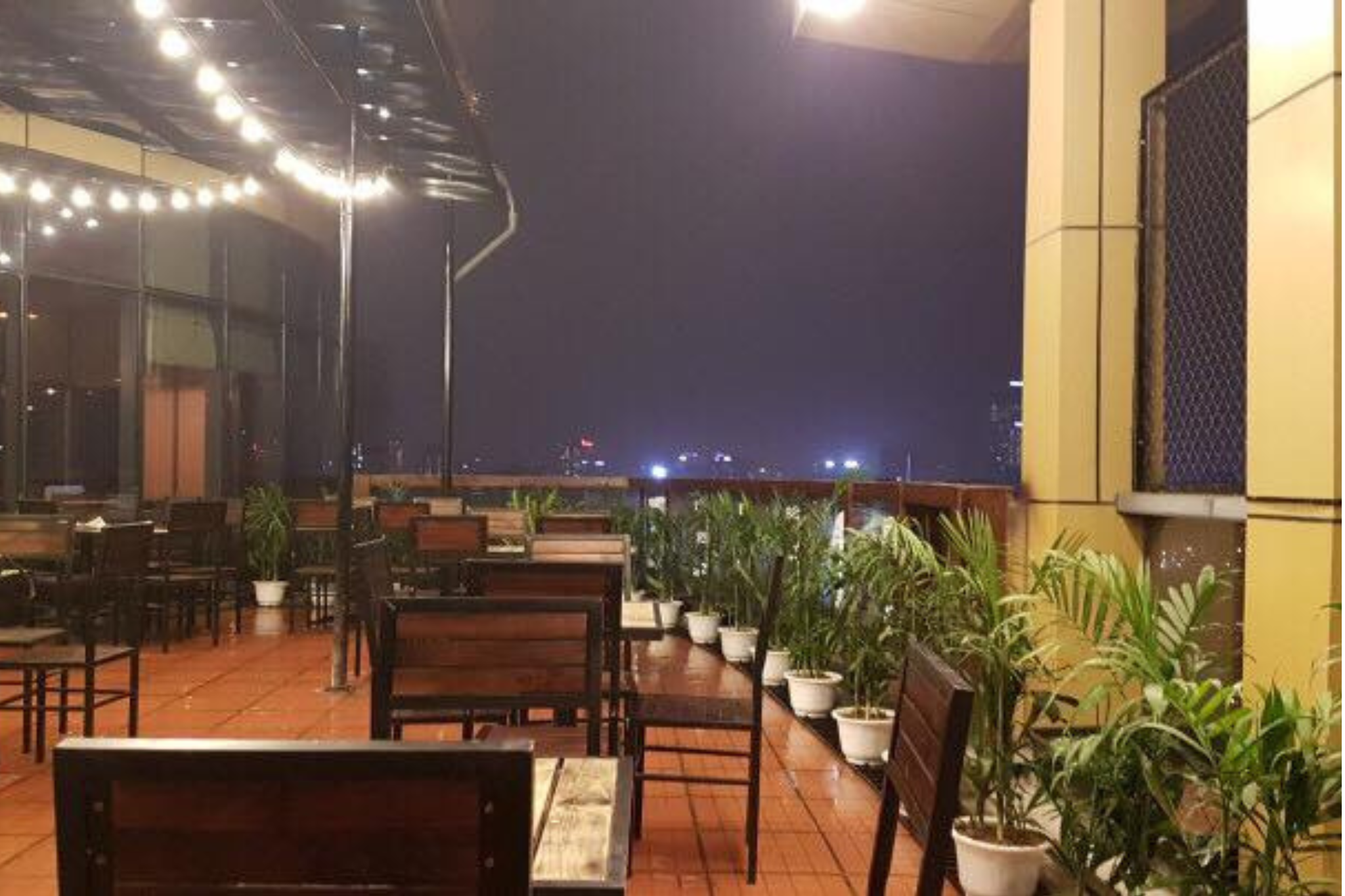 Trill Rooftop cafe ngắm nhìn toàn cảnh Hà Nội về đêm