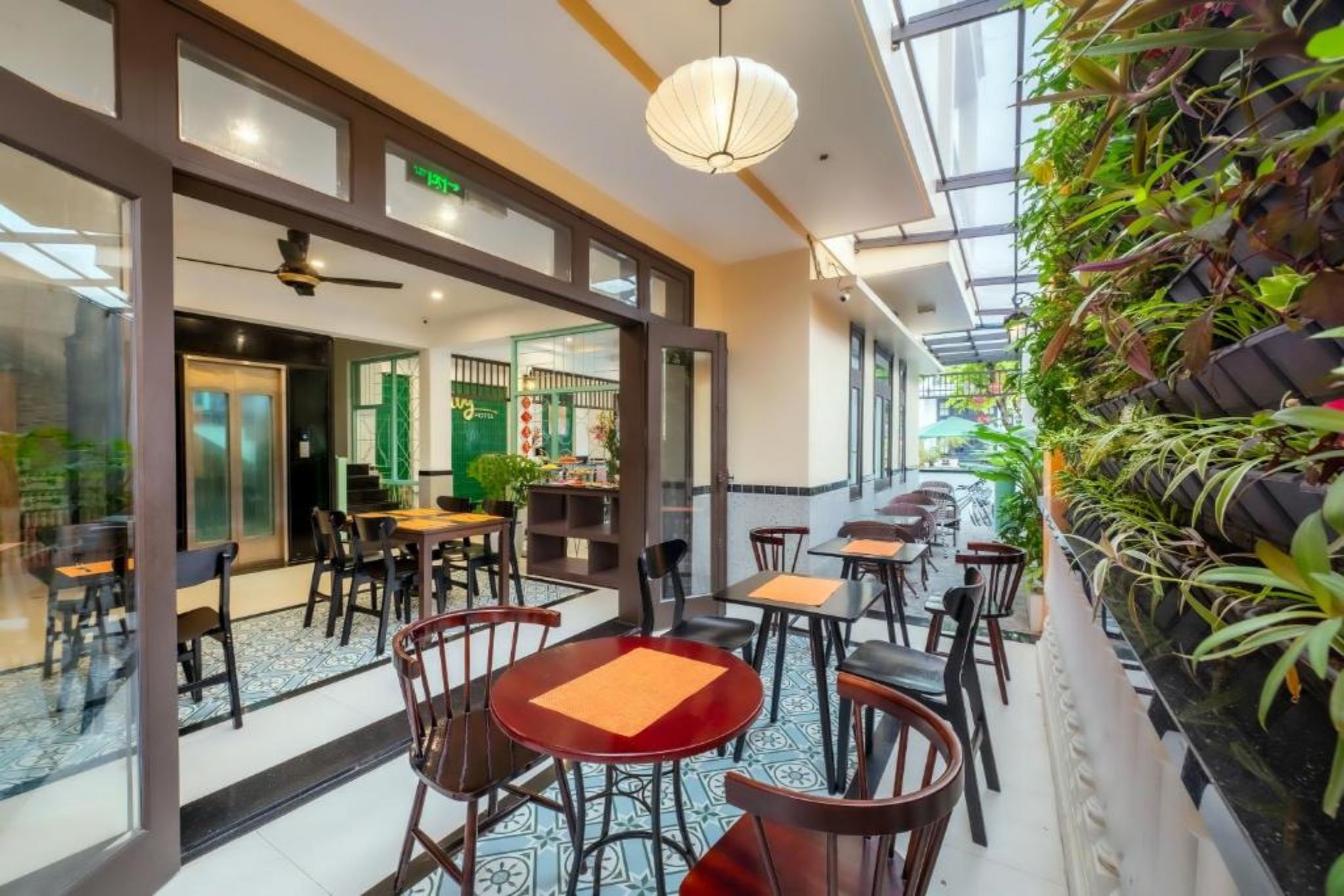 bên ngoài nhà hàng của Hoi An Ivy Hotel
