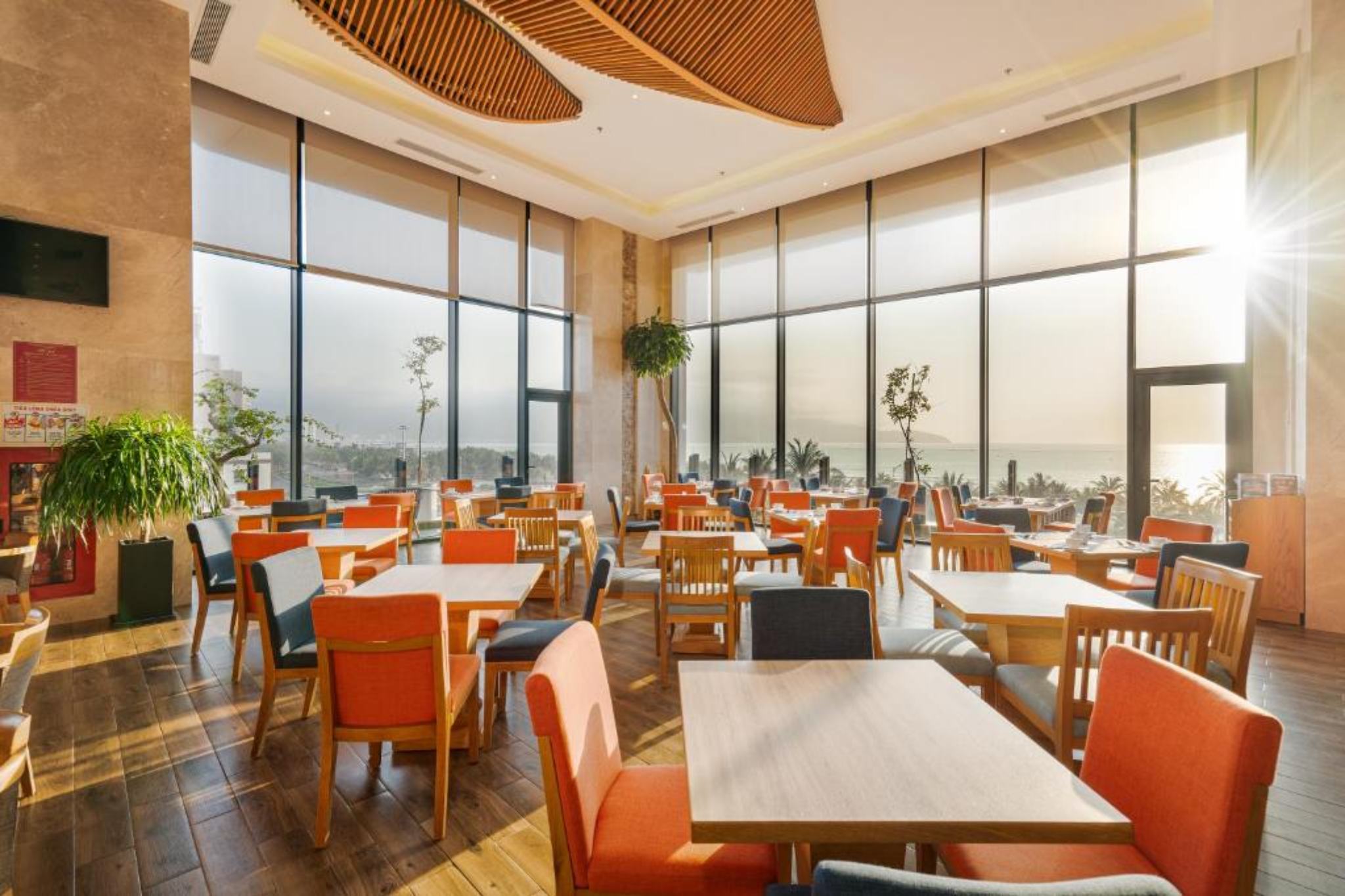 một góc nhà hàng của Sala Danang Beach Hotel 