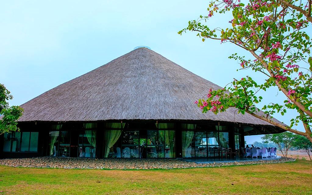 Mặt tiền nhà hàng Nón tại Serena Resort Hòa Bình