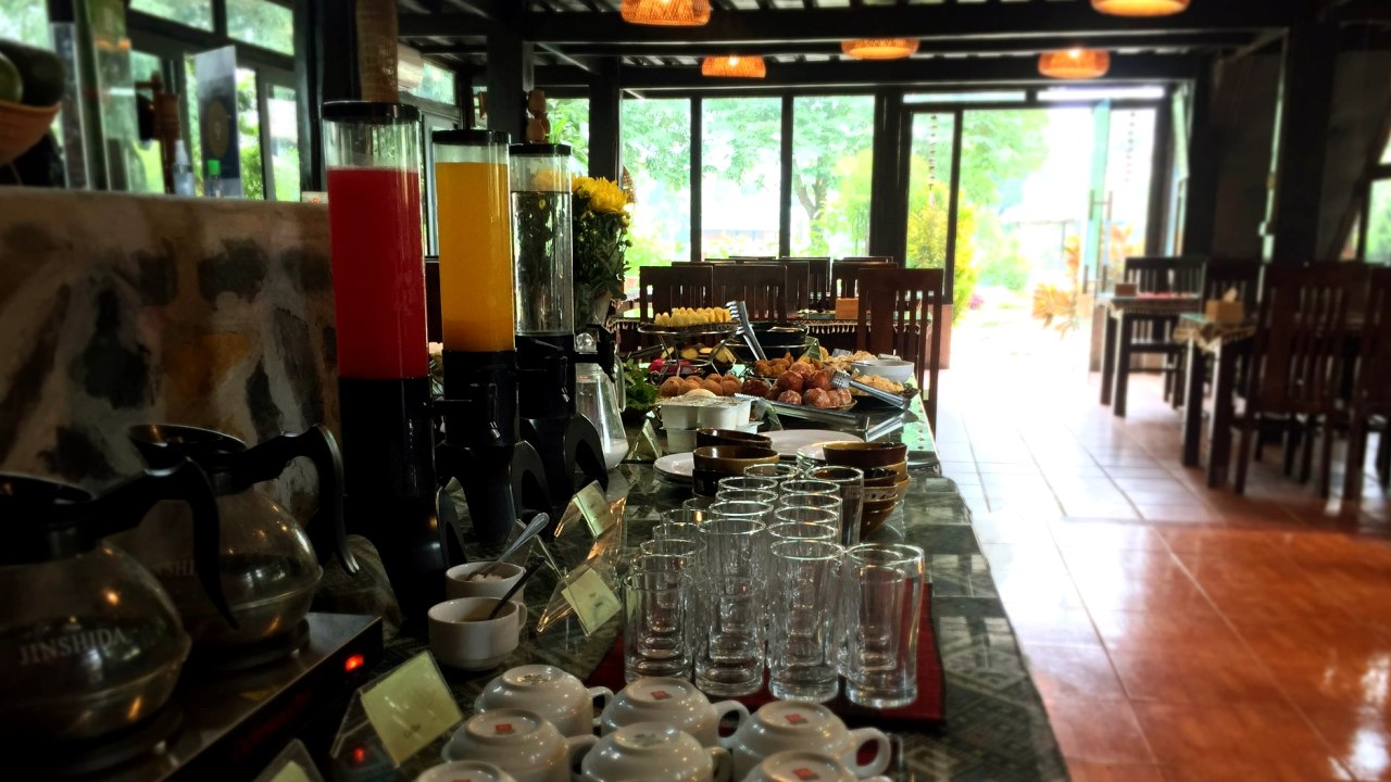 Không gian nhà hàng tại Mai Châu Sky Resort
