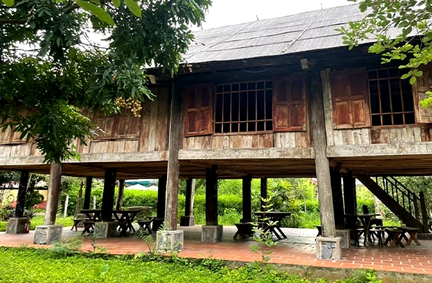 Nhà sàn tại Tản Đà Spa Resort Ba Vì
