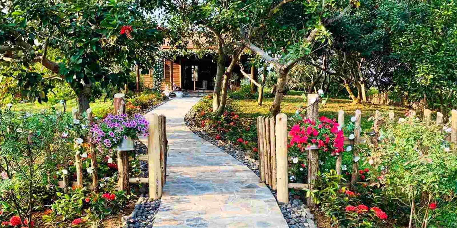 Cổng vào căn Osaka Hill tại Serena Resort Hòa Bình