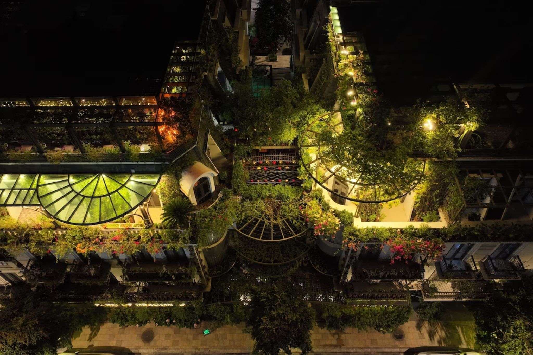 Paris Of Dragon Bay Hotel khi lên đèn