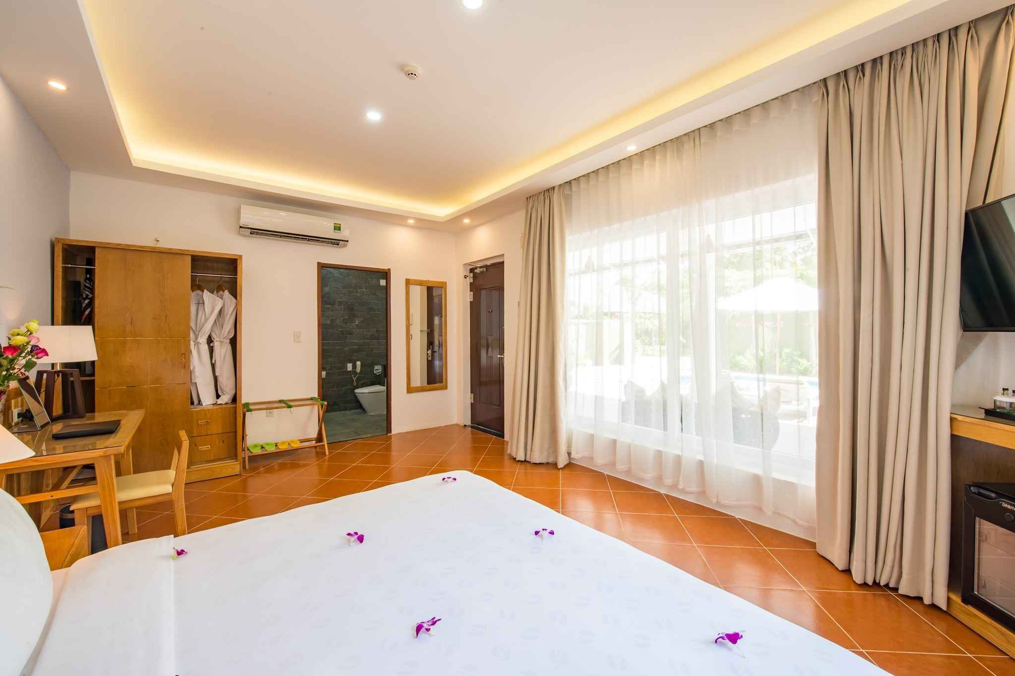 Các phòng tại Famiana Resort & Spa Phú Quốc lắp cửa kính trong suốt