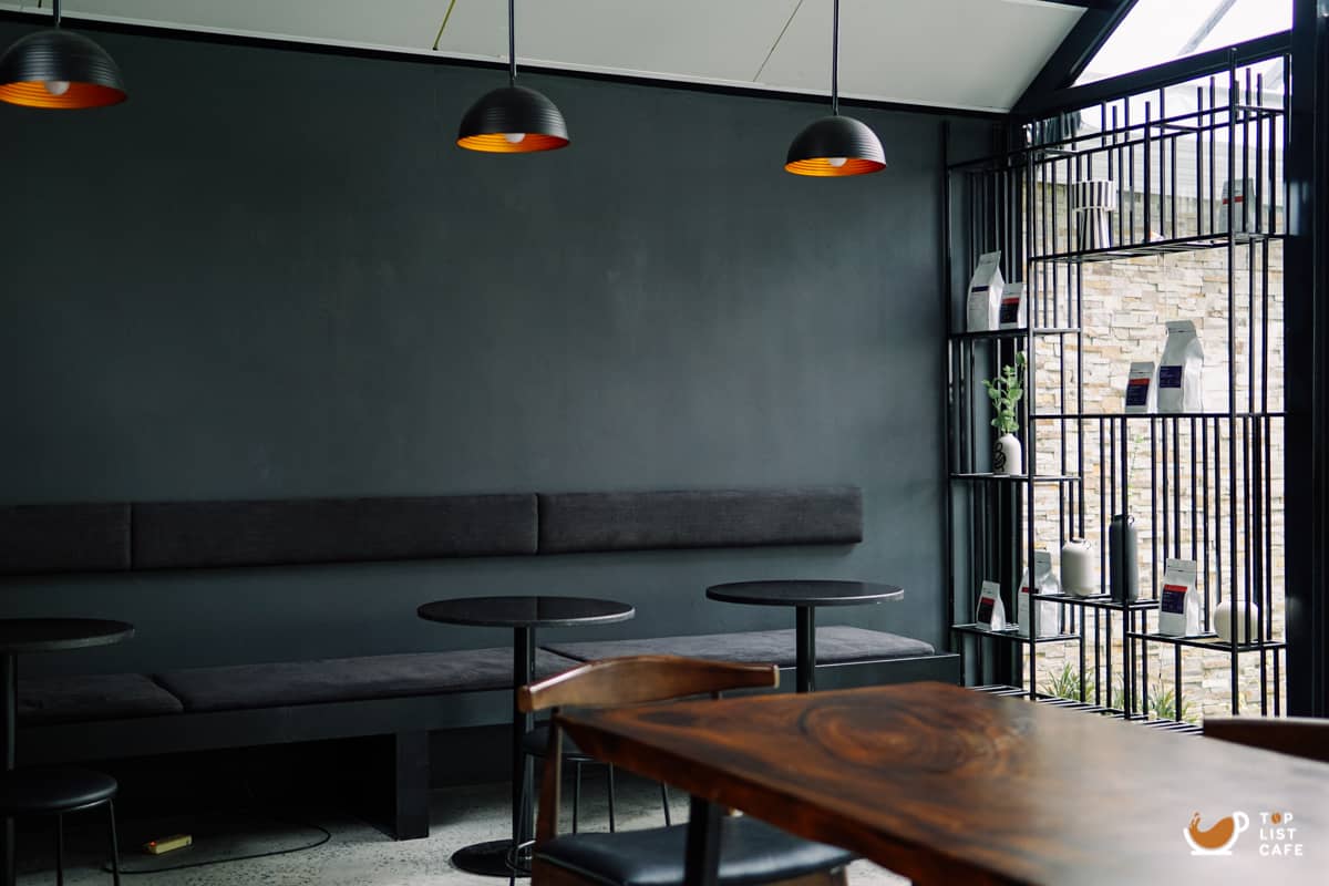 phong cách thiết kế quán Cafe sân vườn tone đen