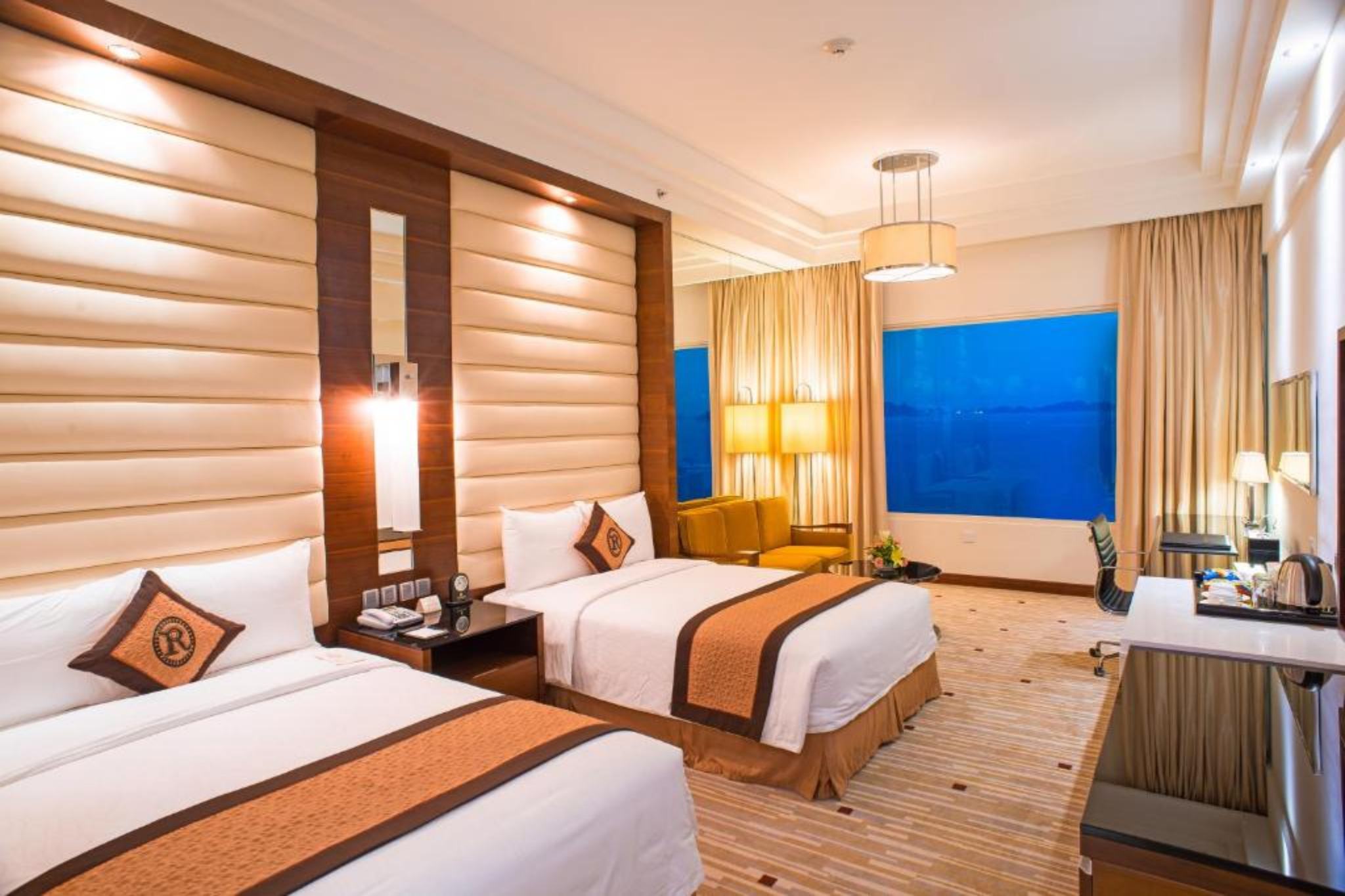 phòng deluxe của Royal Ha Long Hotel