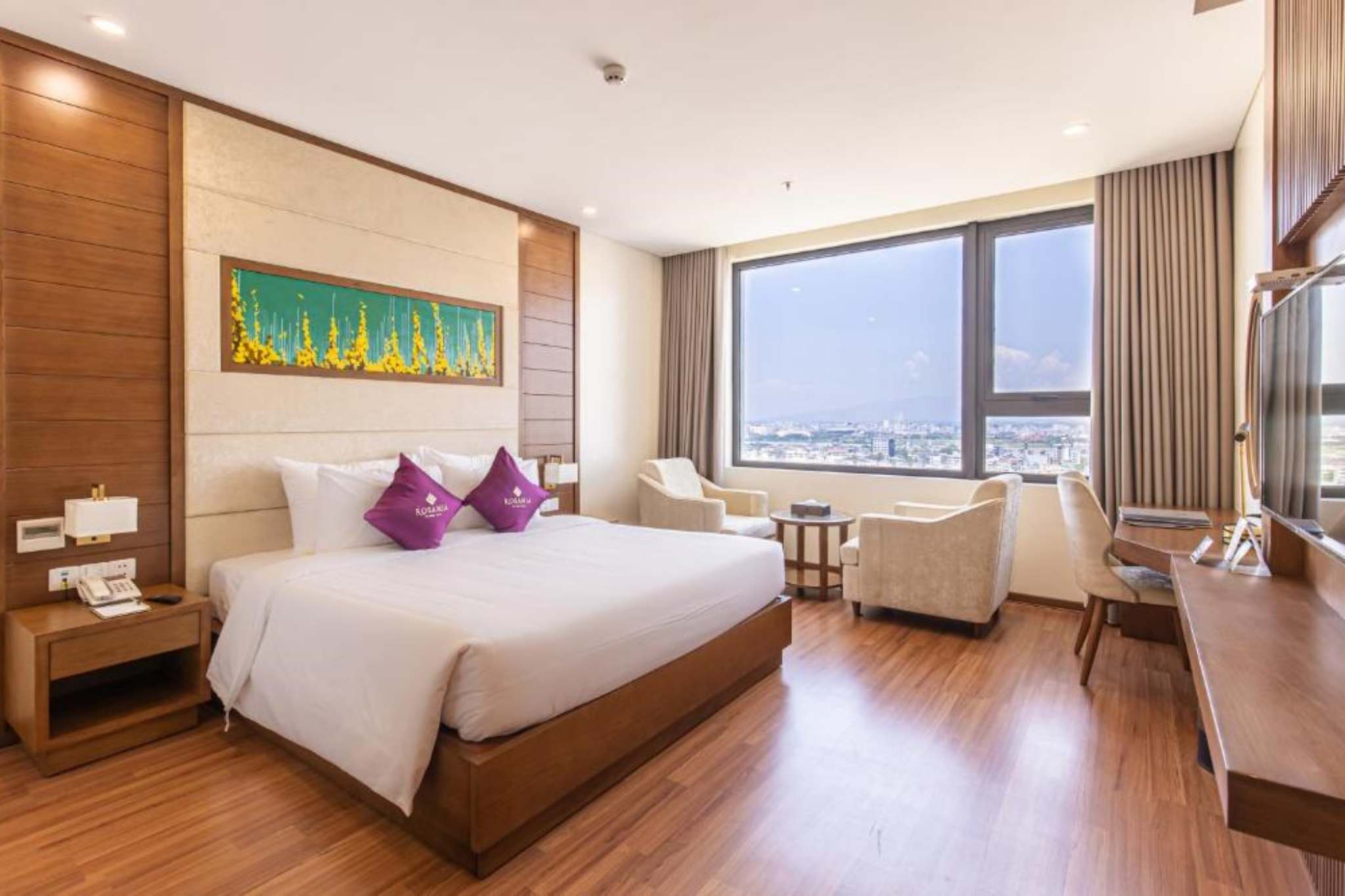 Phòng deluxe double partial ocean view của Rosamia Da Nang Hotel 