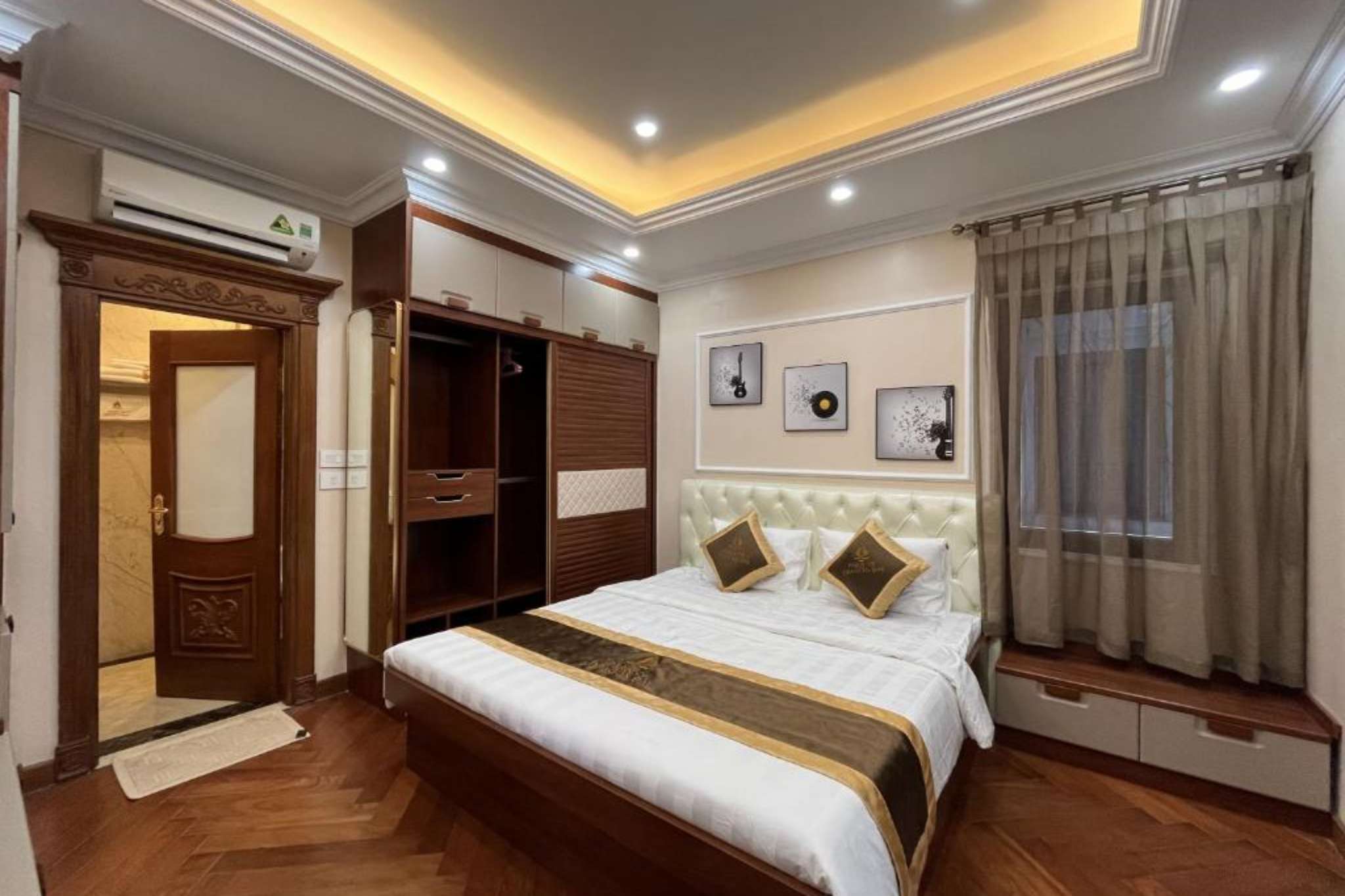 Hạng phòng Deluxe với chiếc giường đôi cực lớn của Paris Of Dragon Bay Hotel