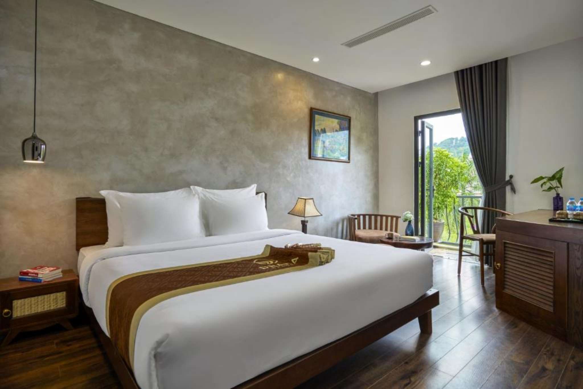 Đây là hạng phòng Deluxe với chiếc giường đôi cực lớn của Draha Ha Long Hotel