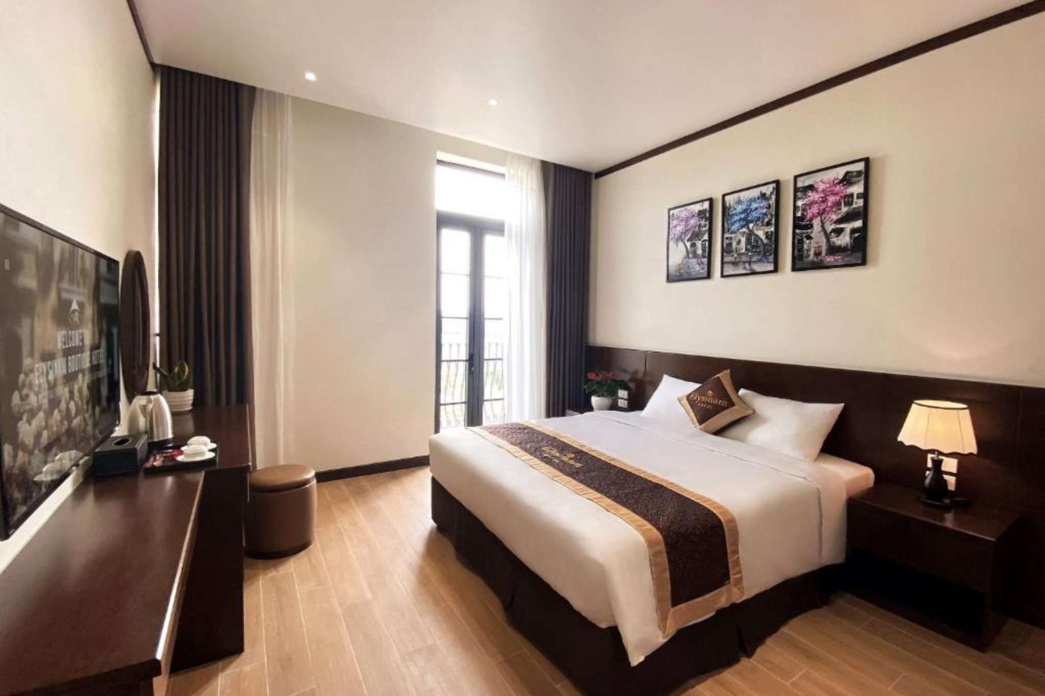 Hạng phòng này cao cấp hơn phòng tiêu chuẩn nhưng vẫn theo lối thiết kế gần gũi và ấm cúng của Elysinam Ha Long