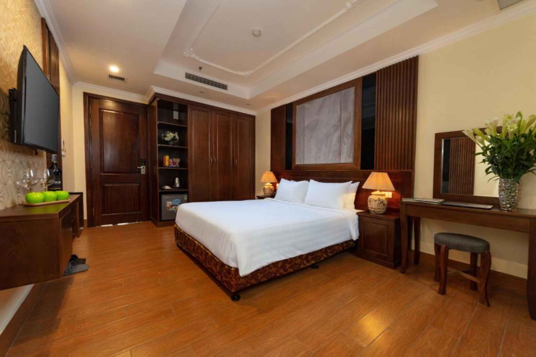 Phòng deluxe king room tại The West Hotel & Spa 