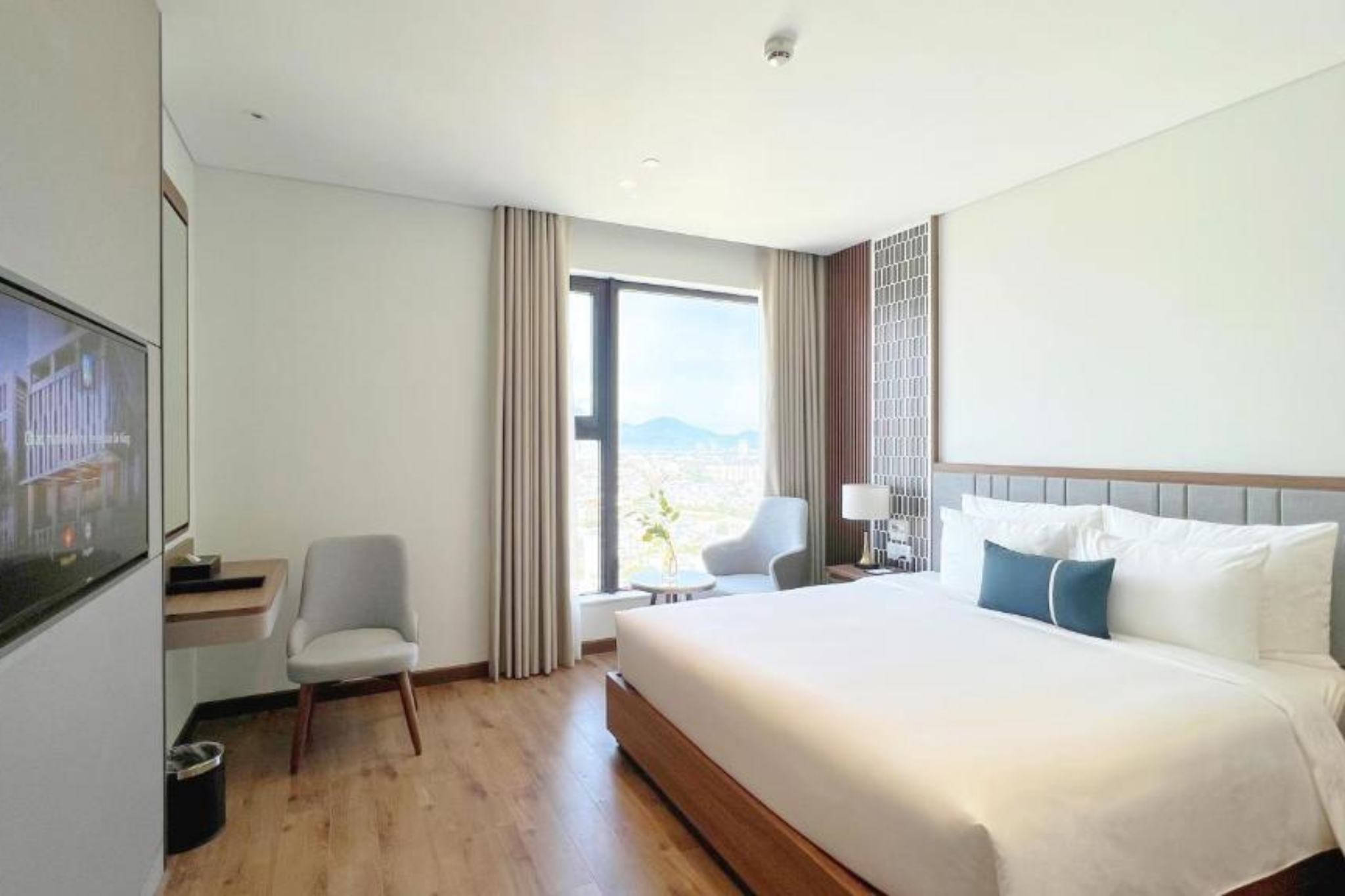 Phòng deluxe ocean queen của Peninsula Hotel Da Nang 