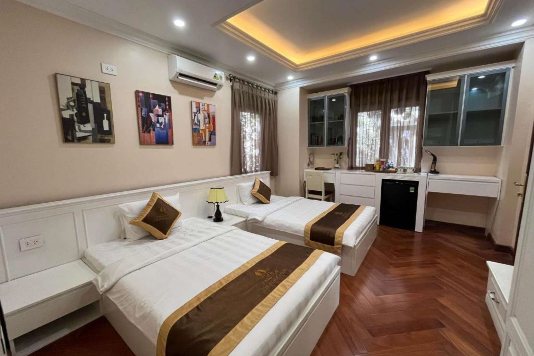 Đây là hạng phòng Deluxe với 2 giường đơn của Paris Of Dragon Bay Hotel