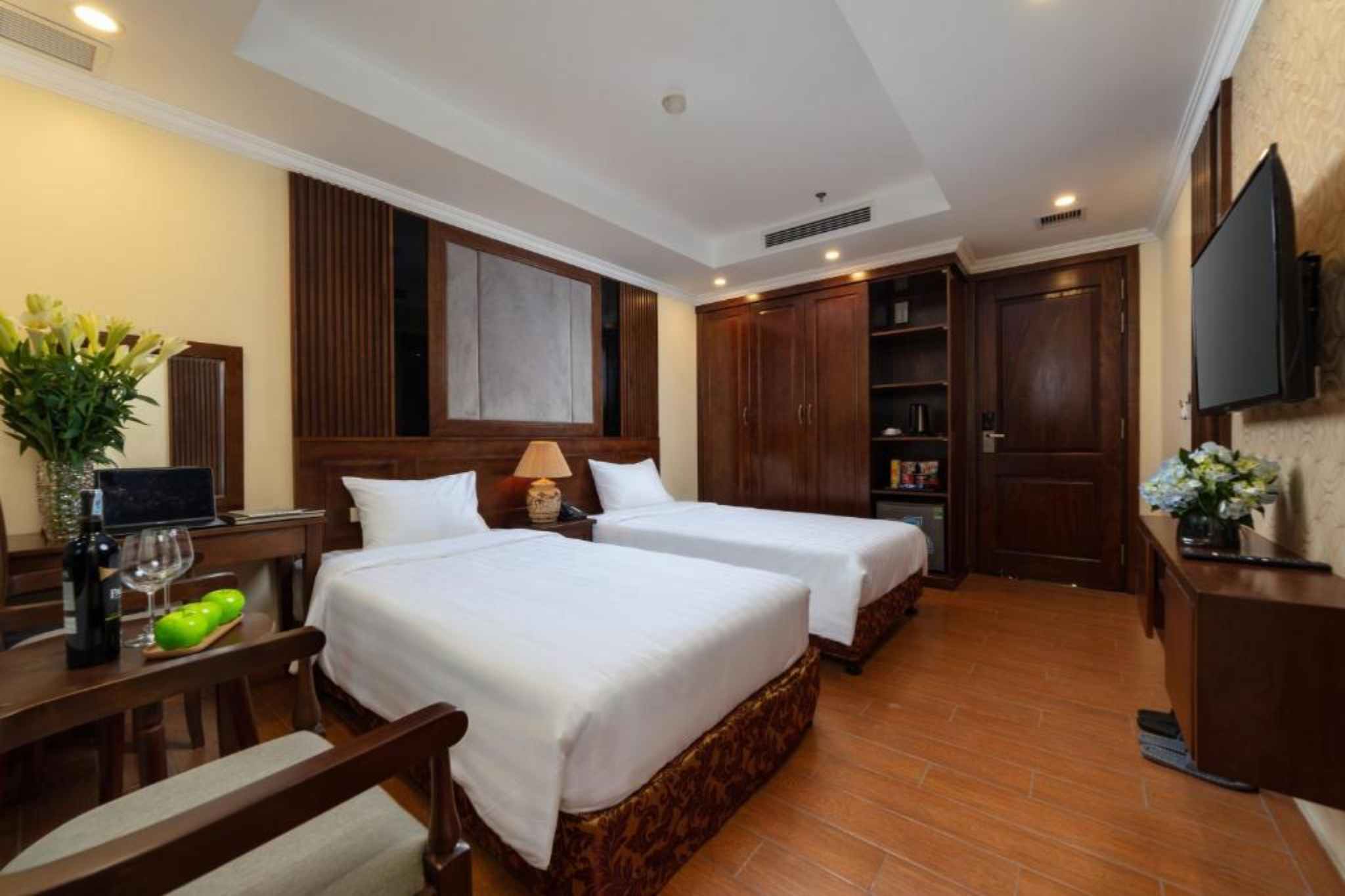 Phòng deluxe twin room tại The West Hotel & Spa 